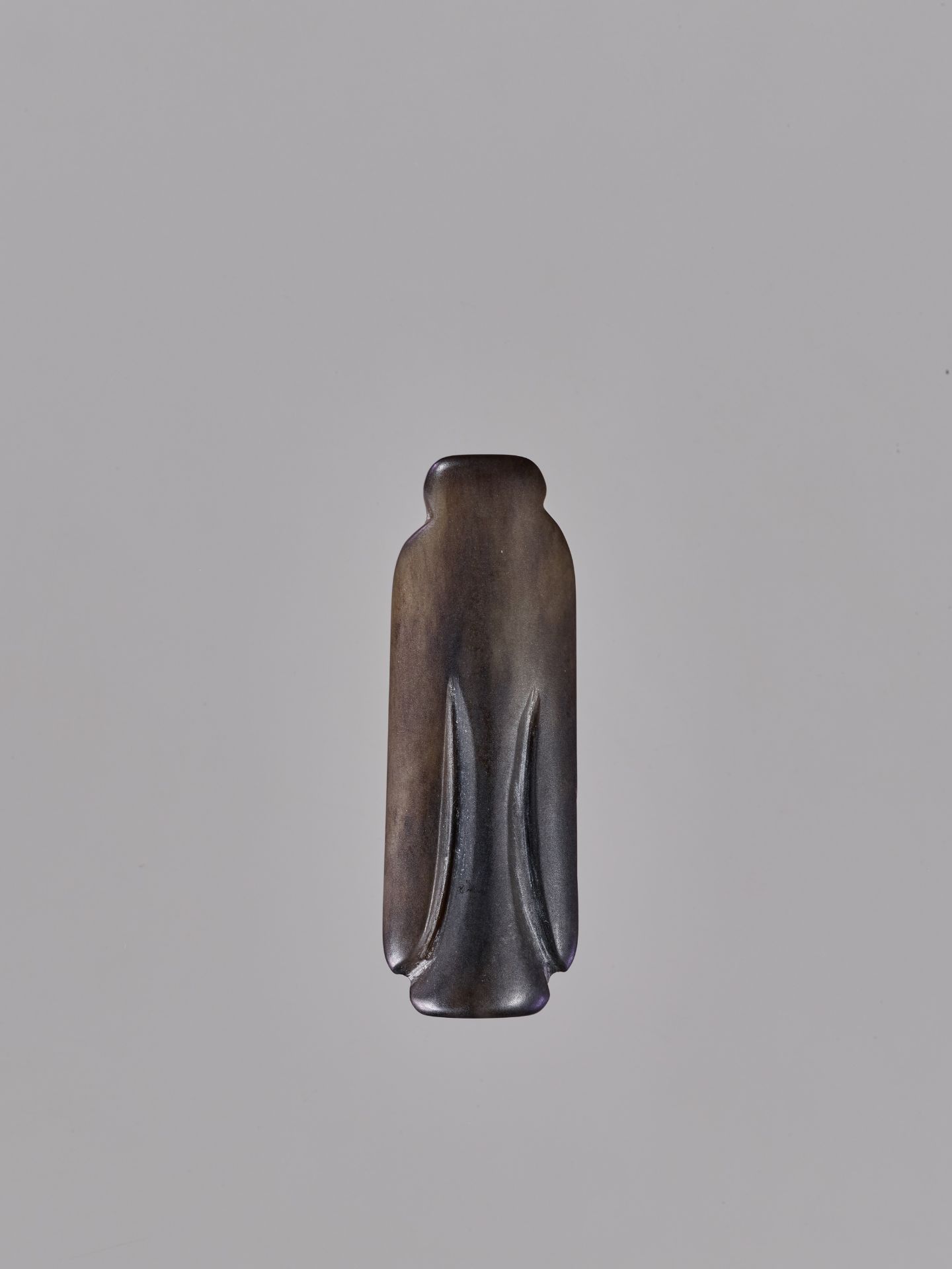 A BLACK JADE FIGURAL PENDANT, HAN DYNASTY - Image 2 of 9