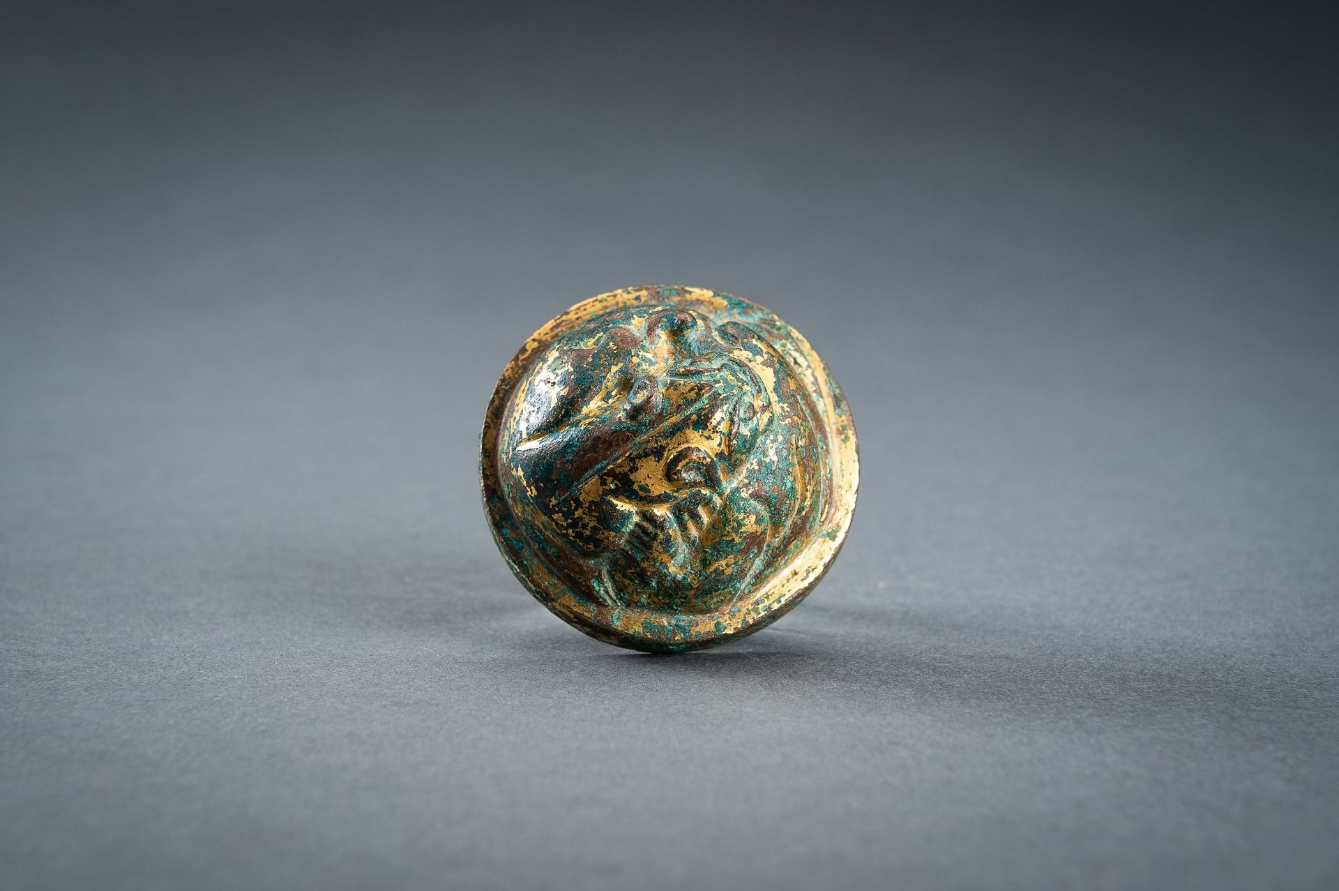 A GILT-BRONZE HAN DYNASTY 'LION' SCROLL WEIGHT - Bild 2 aus 14