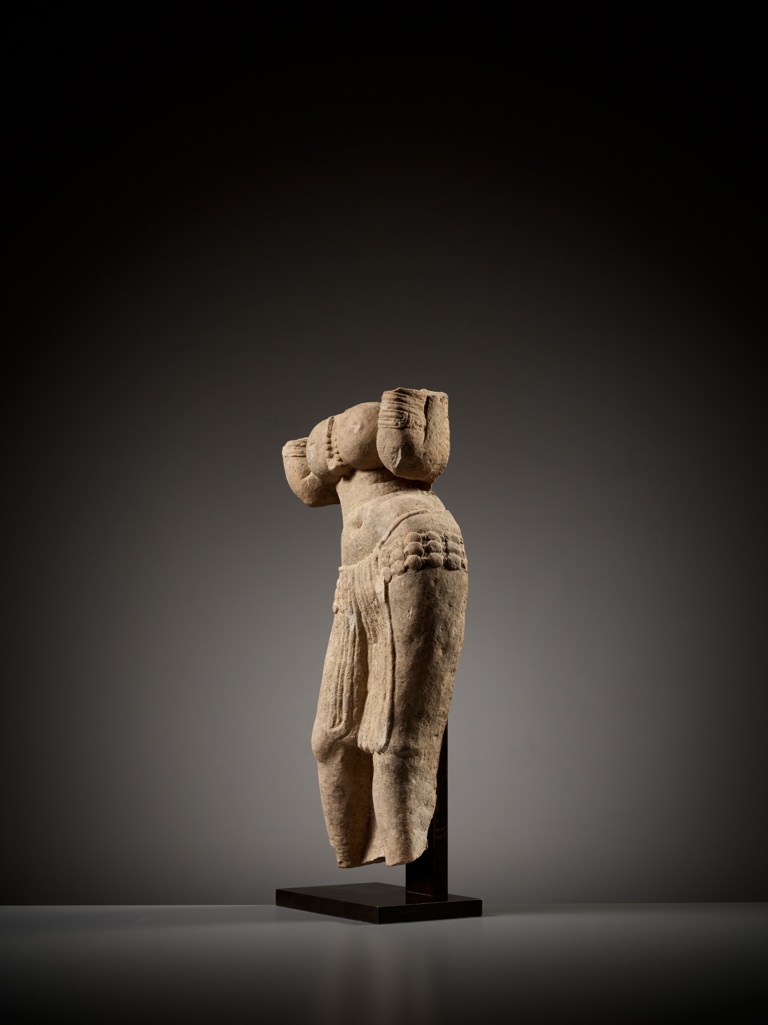 A SANDSTONE TORSO OF A YAKSHI, INDIA, MATHURA, KUSHAN PERIOD, 1ST-2ND CENTURY - Image 9 of 12