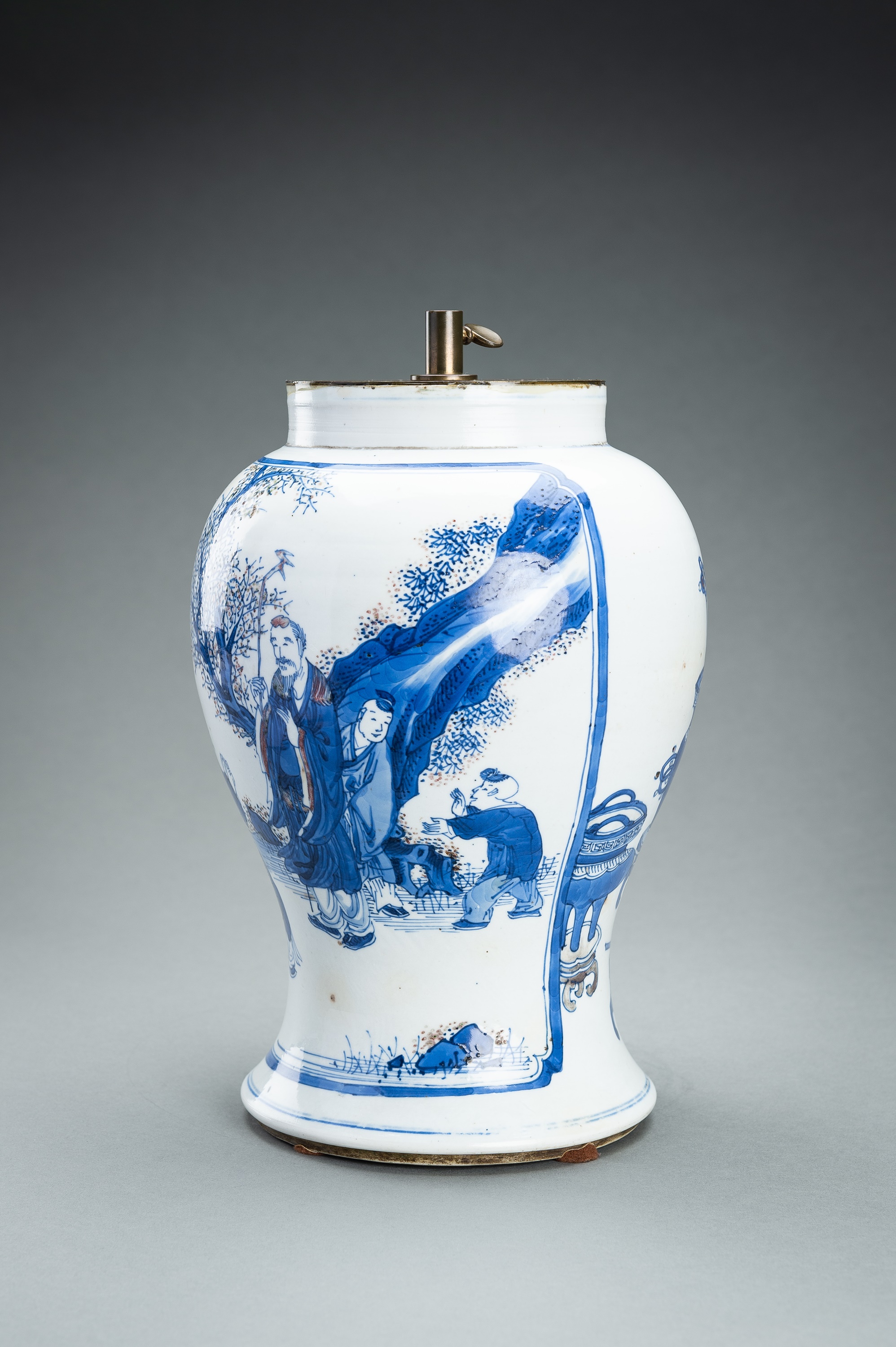 A 'HUNDRED ANTIQUES' PORCELAIN VASE, QING - Image 5 of 13