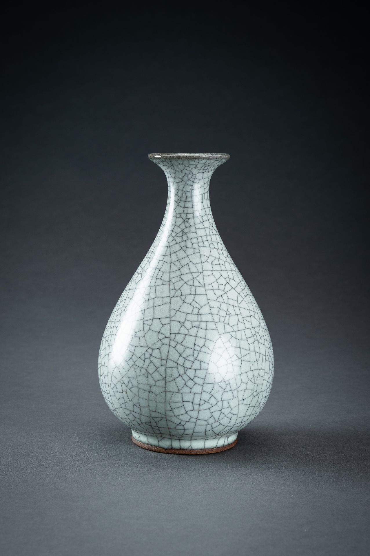 A GUAN-TYPE CRACKLED GLAZED BOTTLE VASE, c. 1920s - Image 7 of 14