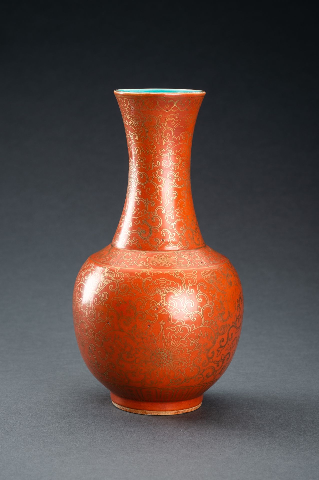 A GOLD PAINTED CORAL-GORUND BOTTLE VASE, REPUBLIC PERIOD - Image 2 of 13