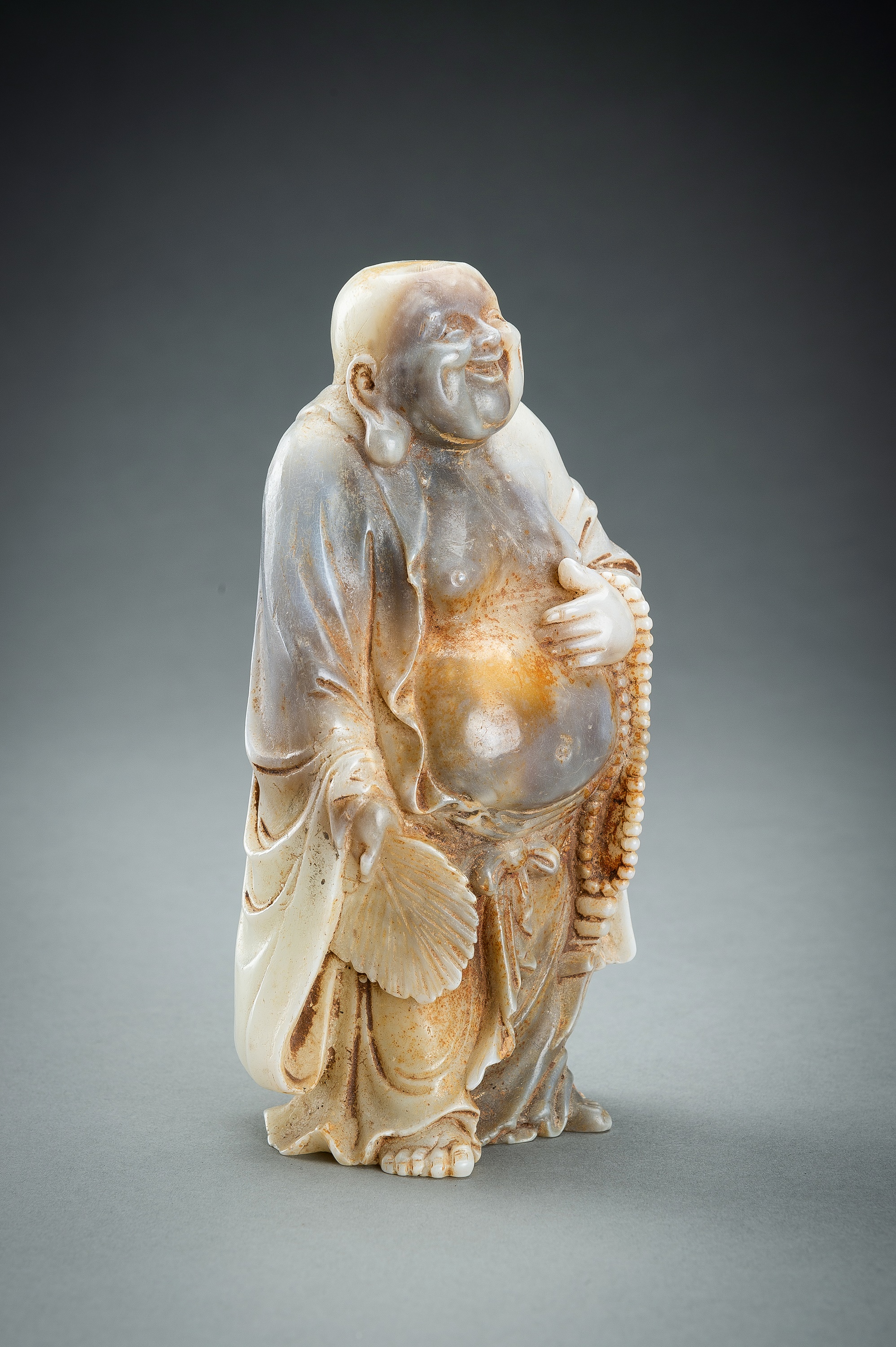 AN AGATE FIGURE OF BUDAI - Image 5 of 13