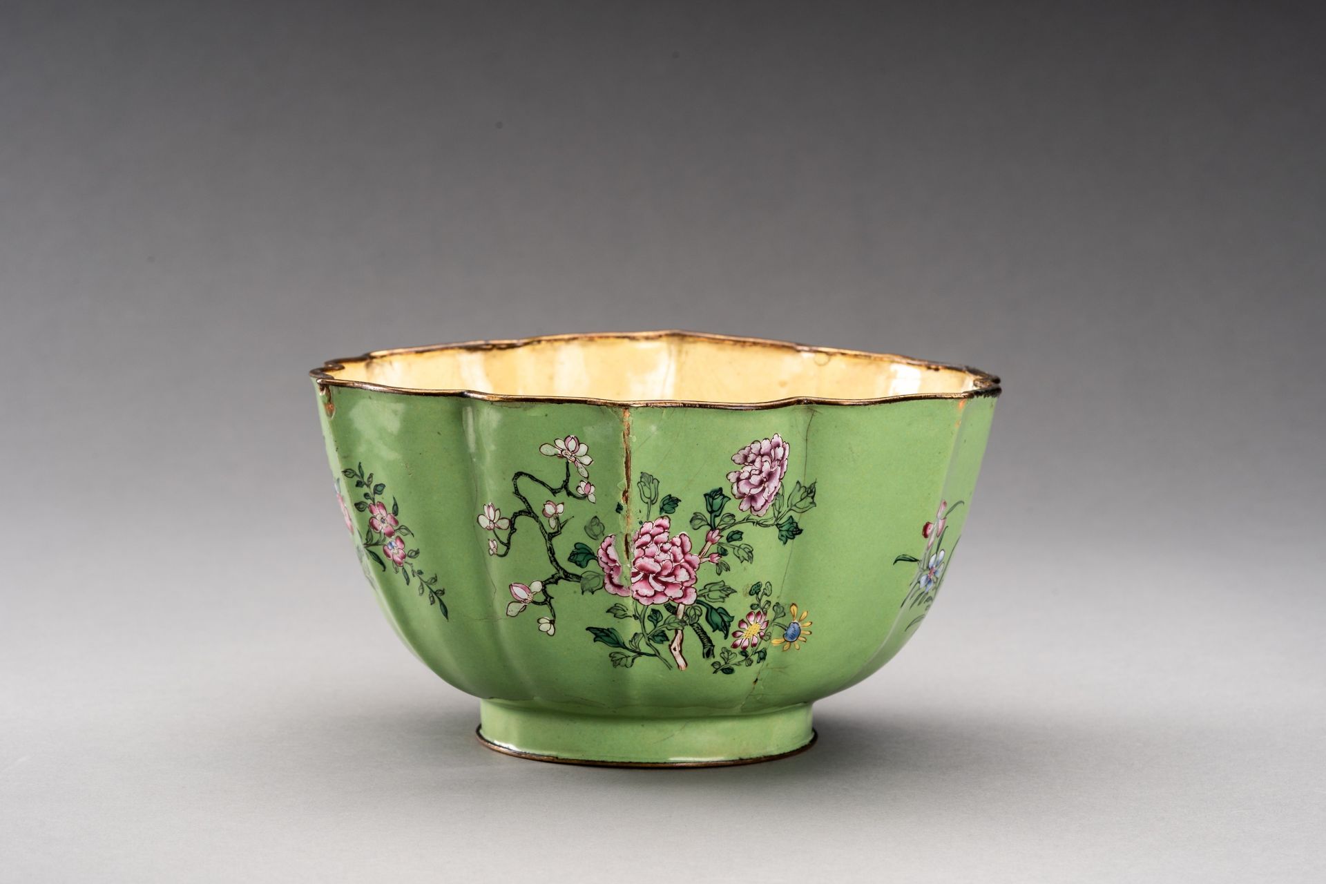 A LARGE LOBED CANTON ENAMEL BOWL, QING - Image 2 of 7