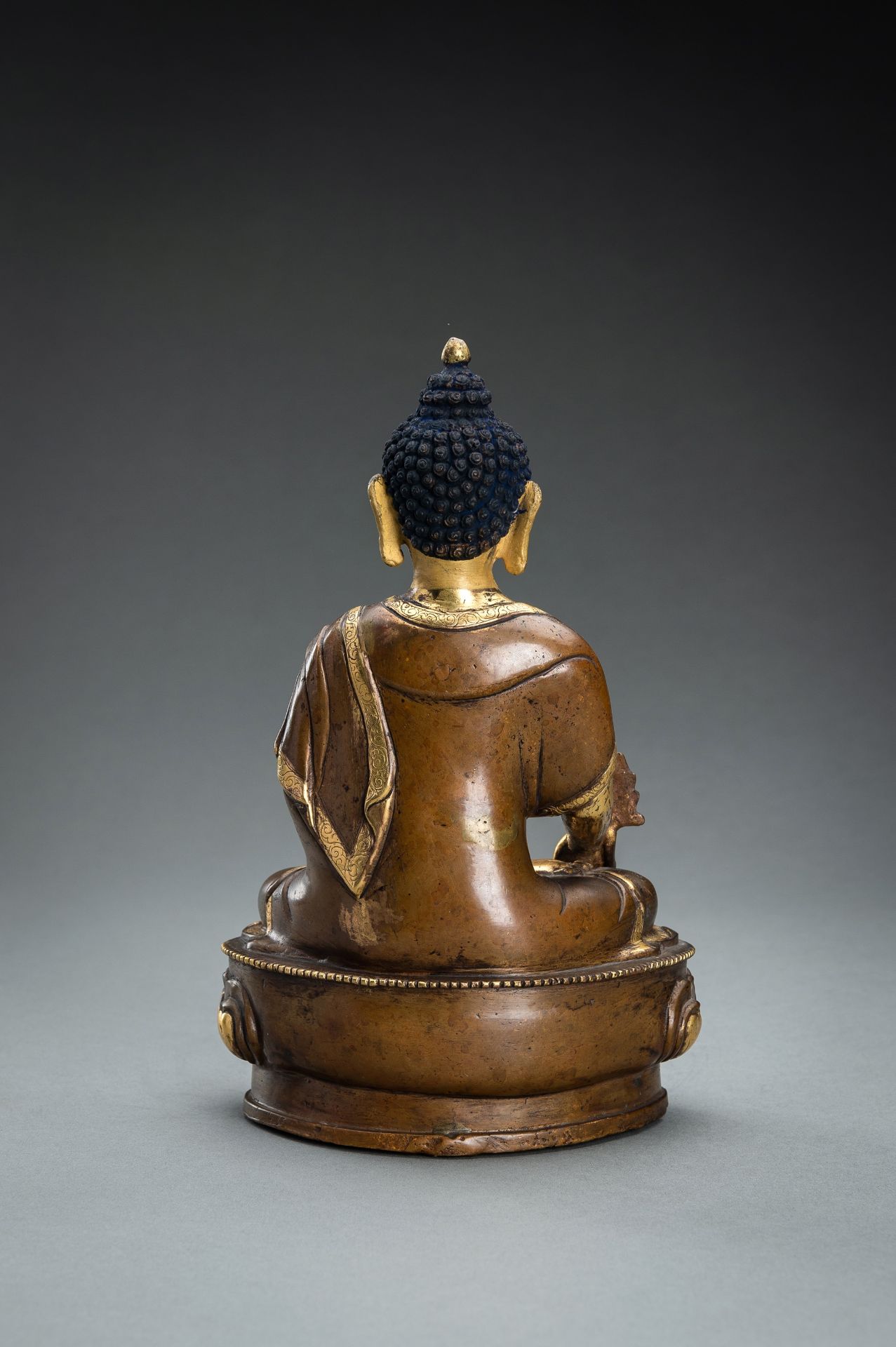 A PARCEL-GILT BRONZE FIGURE OF BUDDHA, c. 1920s - Bild 10 aus 11