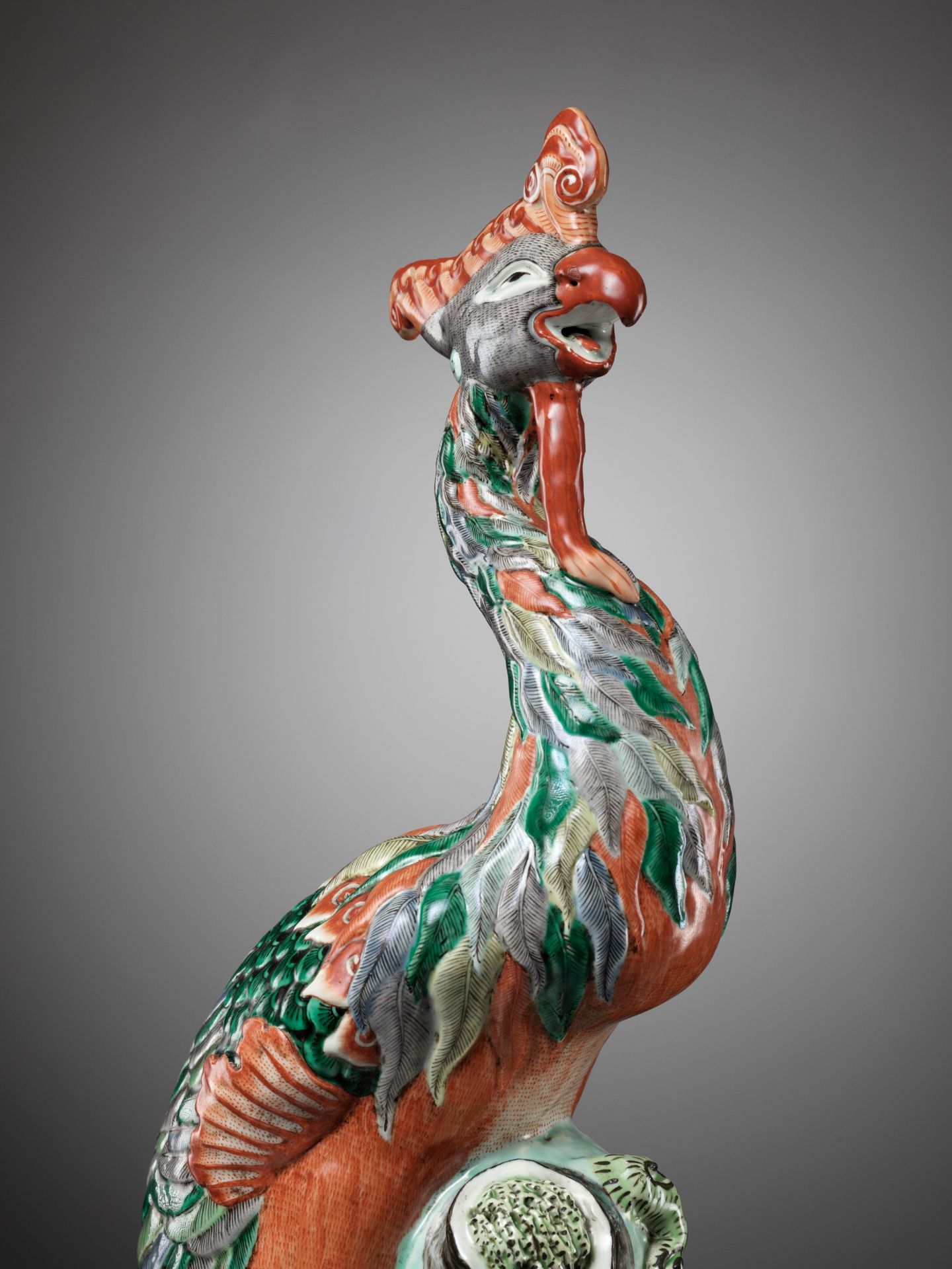 AN EXCEPTIONALLY LARGE FAMILLE VERTE FIGURE OF A PHOENIX, MID-QING DYNASTY - Bild 7 aus 17