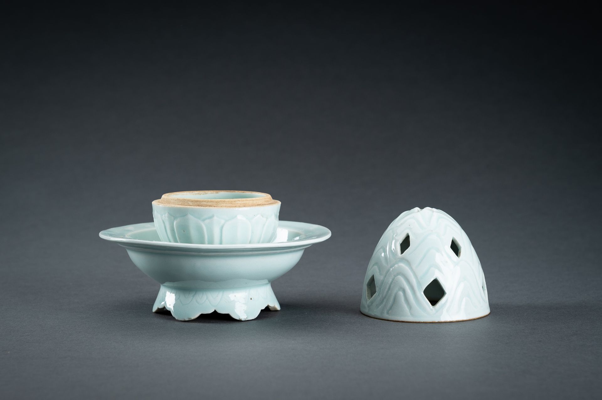 A FINE SONG STYLE QINGBAI GLAZE PORCELAIN INCENSE BURNER - Image 9 of 12