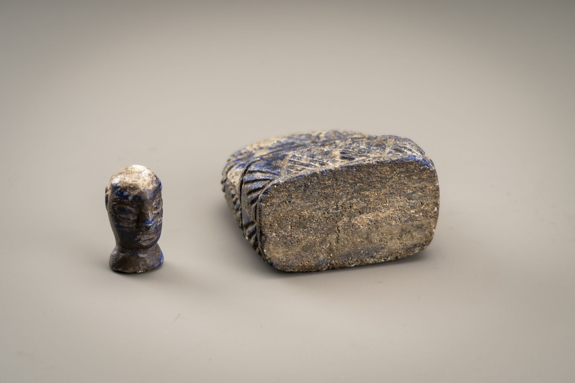 A BACTRIAN STYLE LAPIS LAZULI SEATED FEMALE FIGURE - Image 9 of 9