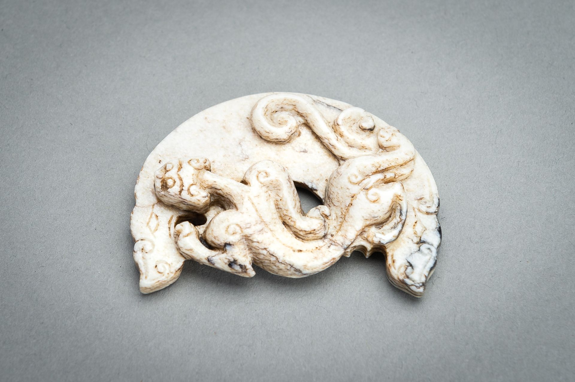 AN ARCHAISTIC MOTTLED JADE Â´CHILONGÂ´ PENDANT, QING