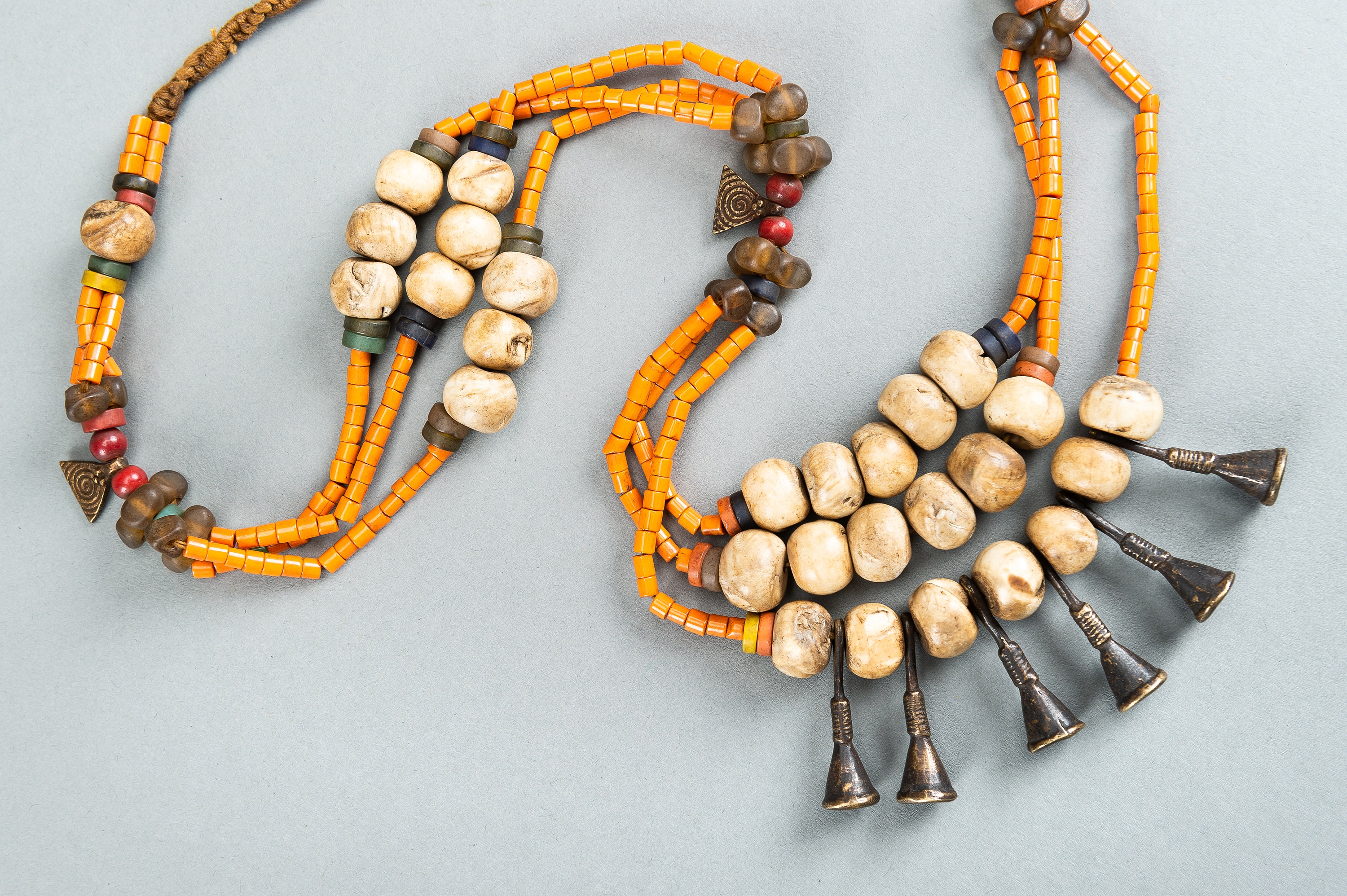 A NAGALAND MULTI-COLORED GLASS, BRASS AND SHELL NECKLACE, c. 1900s - Image 3 of 10