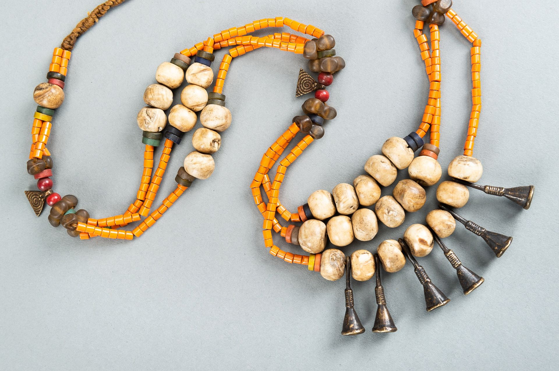 A NAGALAND MULTI-COLORED GLASS, BRASS AND SHELL NECKLACE, c. 1900s - Bild 3 aus 10