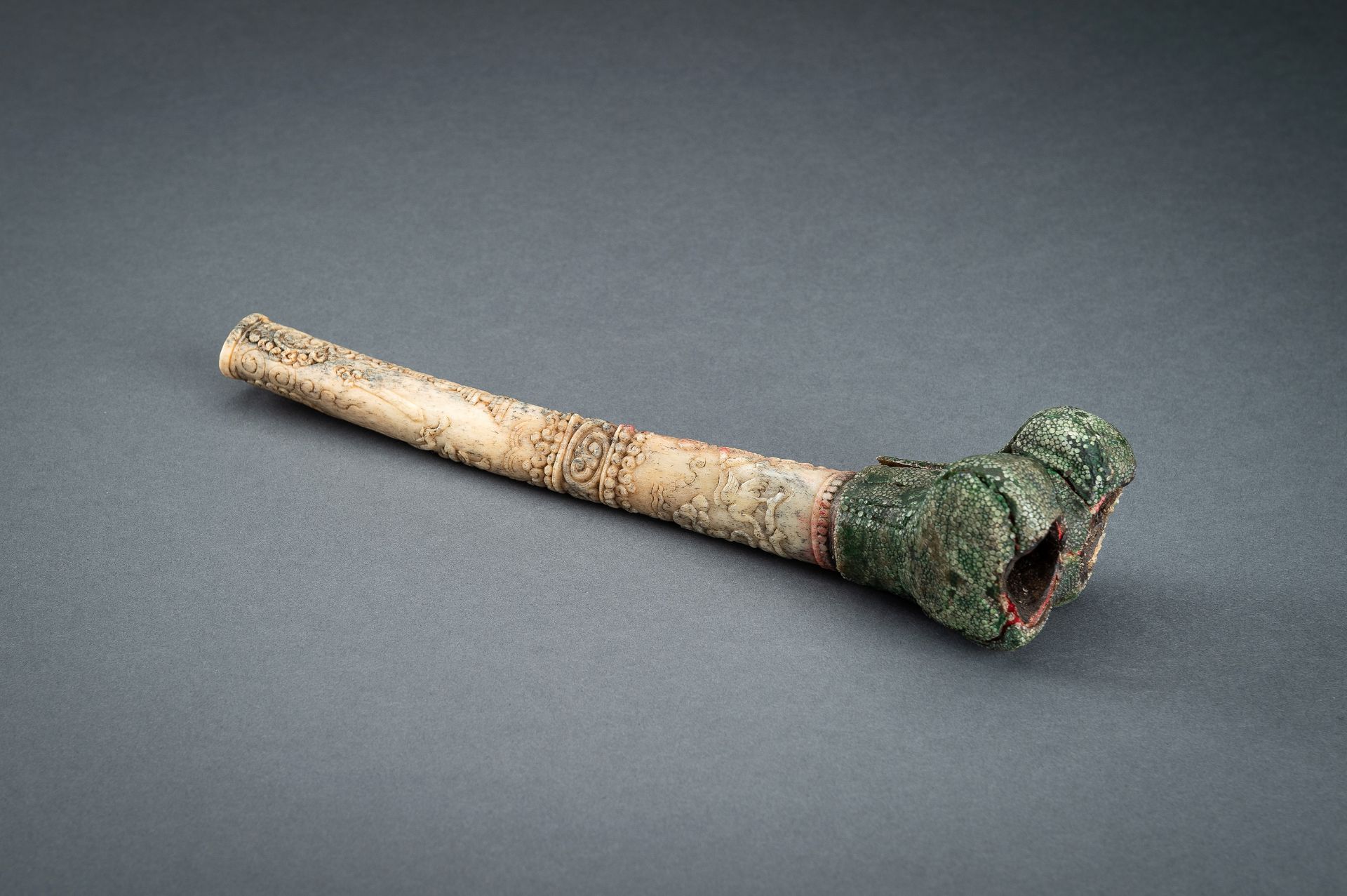 A TIBETAN BONE TRUMPET, KANGLING, 19th CENTURY - Bild 2 aus 16