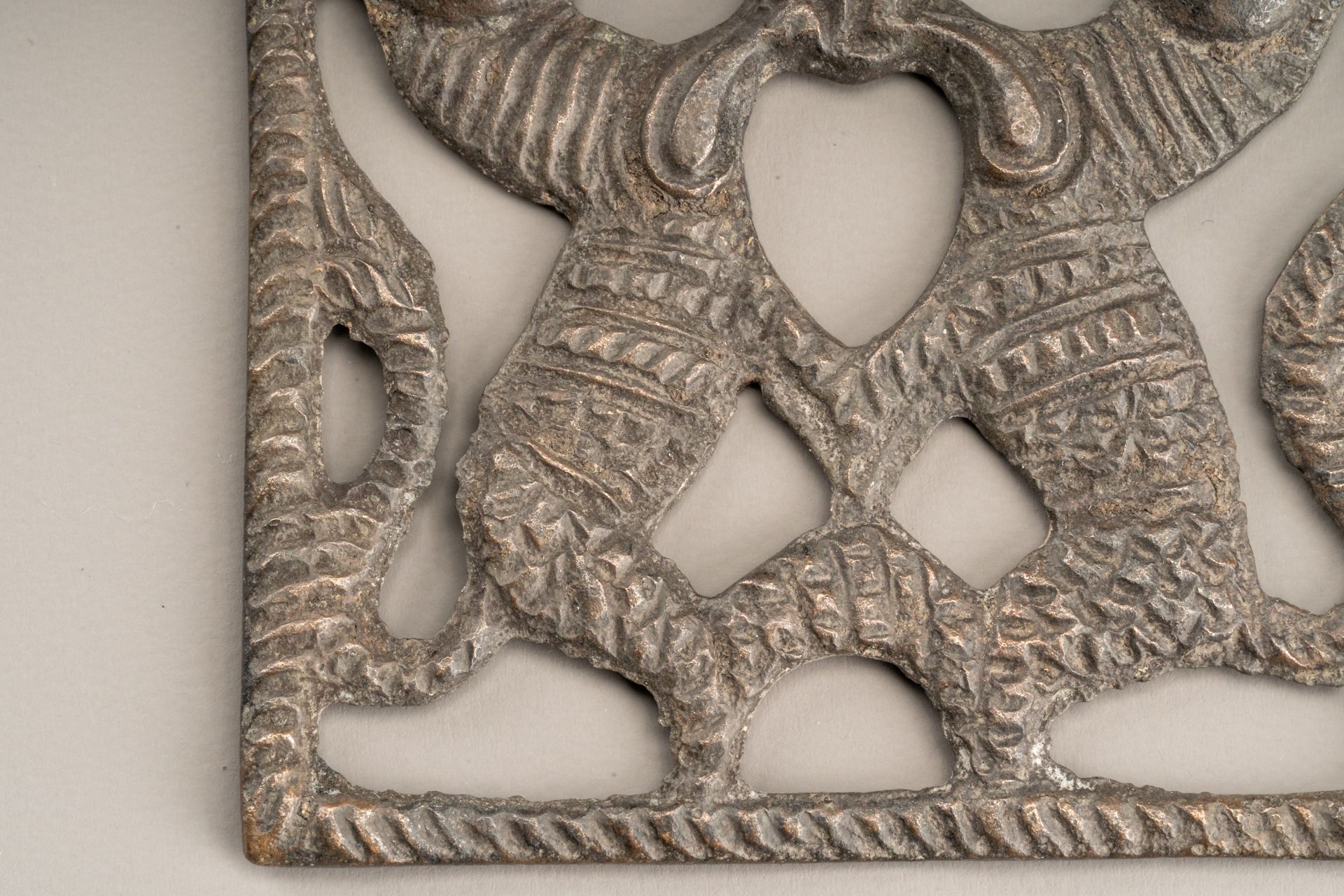 A WESTERN ASIATIC STYLE OPENWORK BRONZE PLAQUE WITH TIGERS - Image 3 of 6