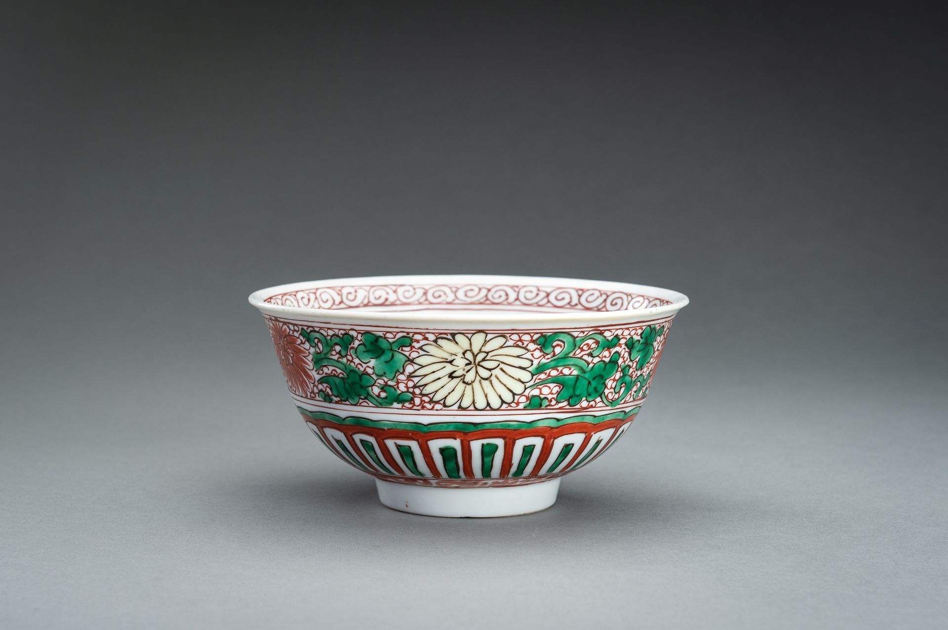 A WUCAI Â´CHRYSANTHEMUMÂ´ PORCELAIN BOWL, 17th CENTURY - Image 6 of 12