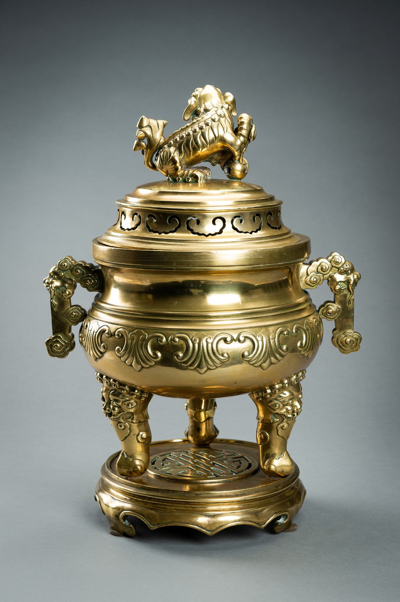 A MASSIVE GILT BRONZE TRIPOD CENSER WITH STAND AND COVER, QING - Image 9 of 19