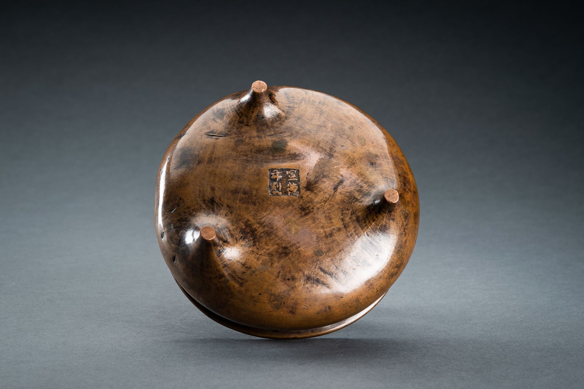 A FINE BRONZE TRIPOD CENSER, QING DYNASTY - Image 10 of 12