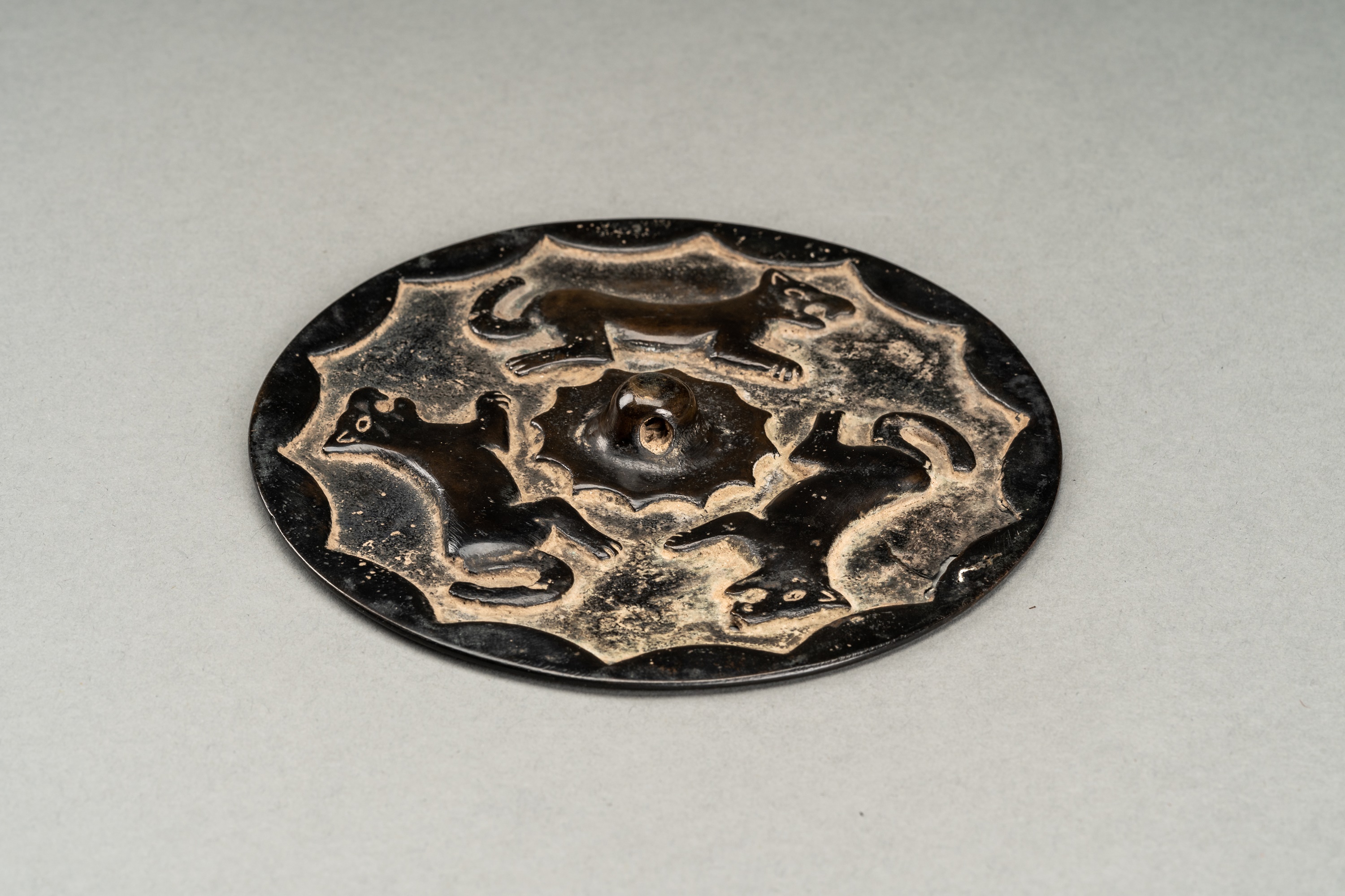 A RARE TANG DYNASTY BRONZE MIRROR WITH WOLFES - Image 6 of 7