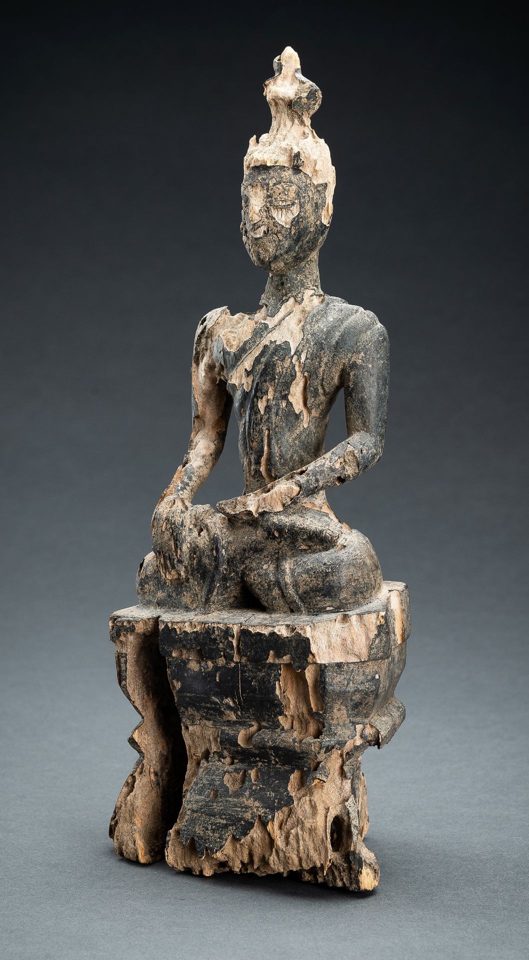 AN EXPRESSIVE WOOD FIGURE OF BUDDHA