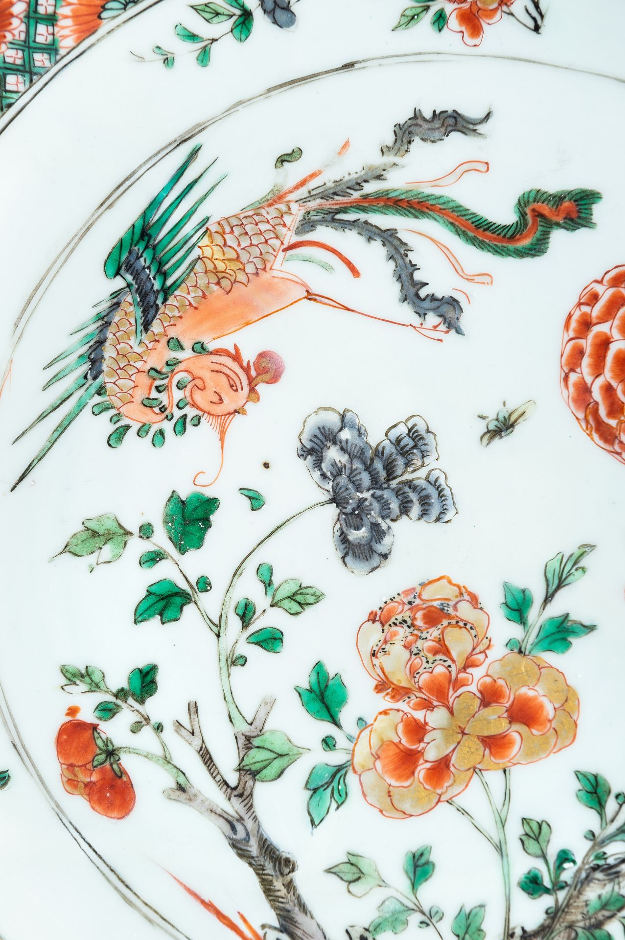 A FAMILLE VERTE 'PHOENIX AND FLOWER' DISH, QING - Bild 4 aus 13