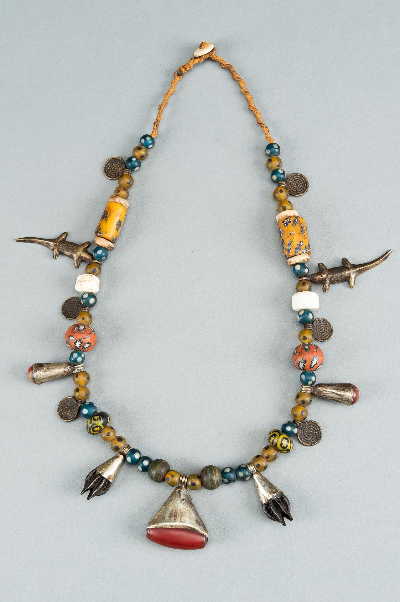 A NAGALAND MULTI-COLORED GLASS, BRASS AND SHELL NECKLACE, c. 1900s - Bild 17 aus 17