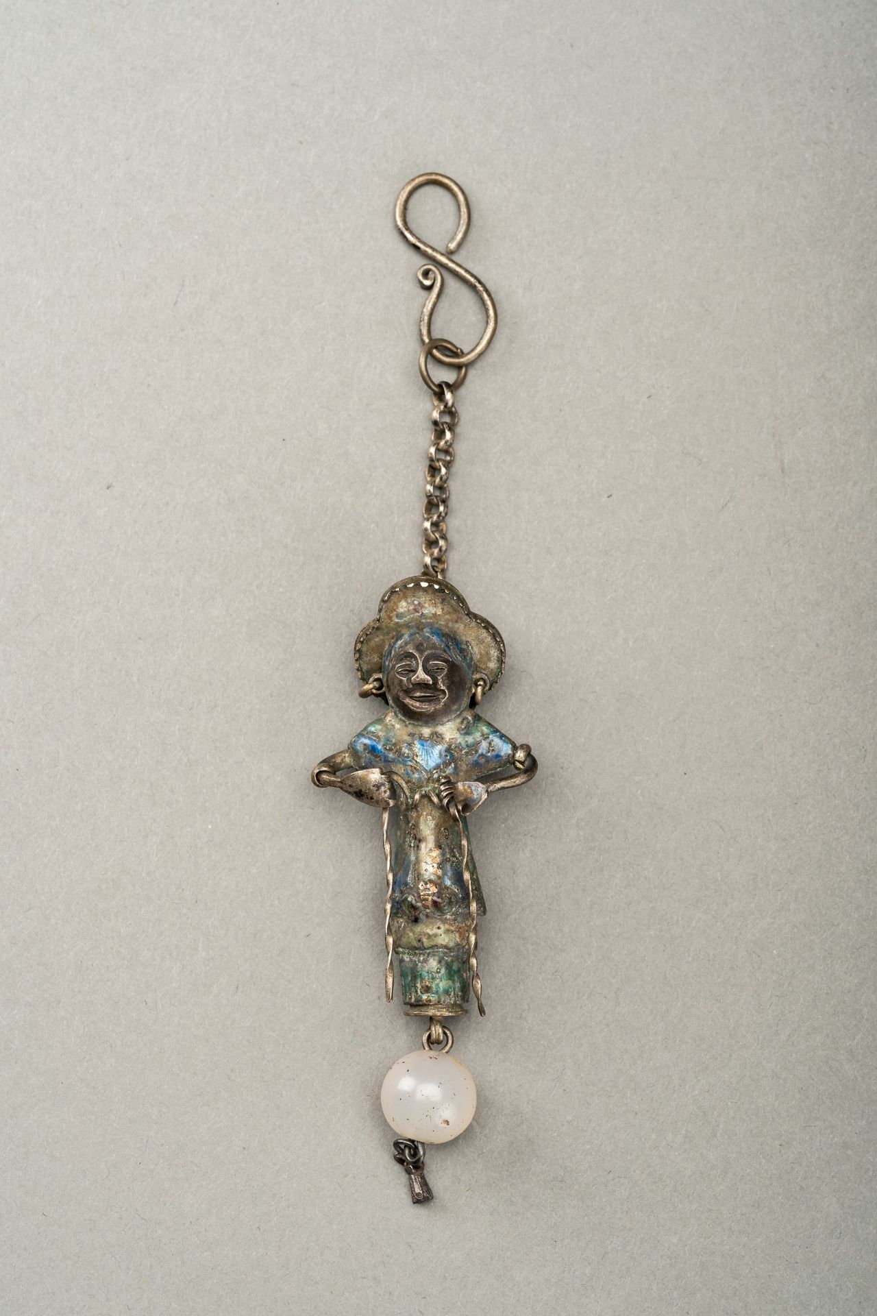 AN ENAMELED SILVER NEEDLE HOLDER, 17th CENTURY - Image 7 of 10