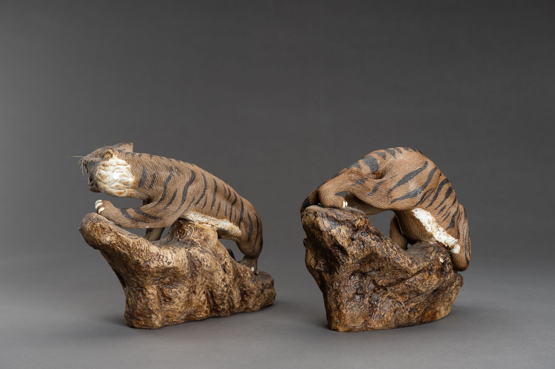 A PAIR OF SHIWAN PORCELAIN TIGERS - Bild 8 aus 11