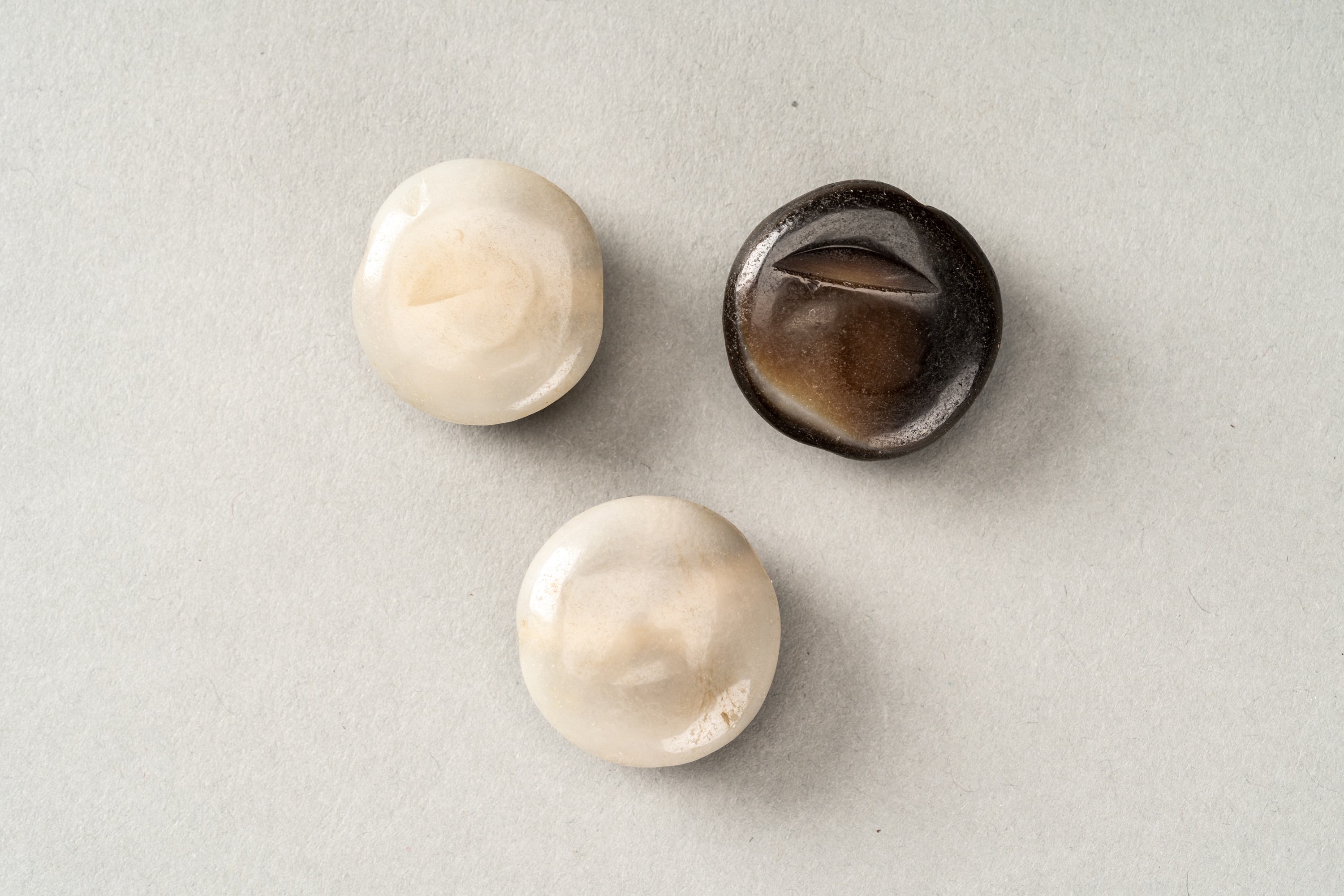 A GROUP OF NINE TIBETAN AGATE DZI AND BUDDHA EYE BEADS - Image 8 of 8