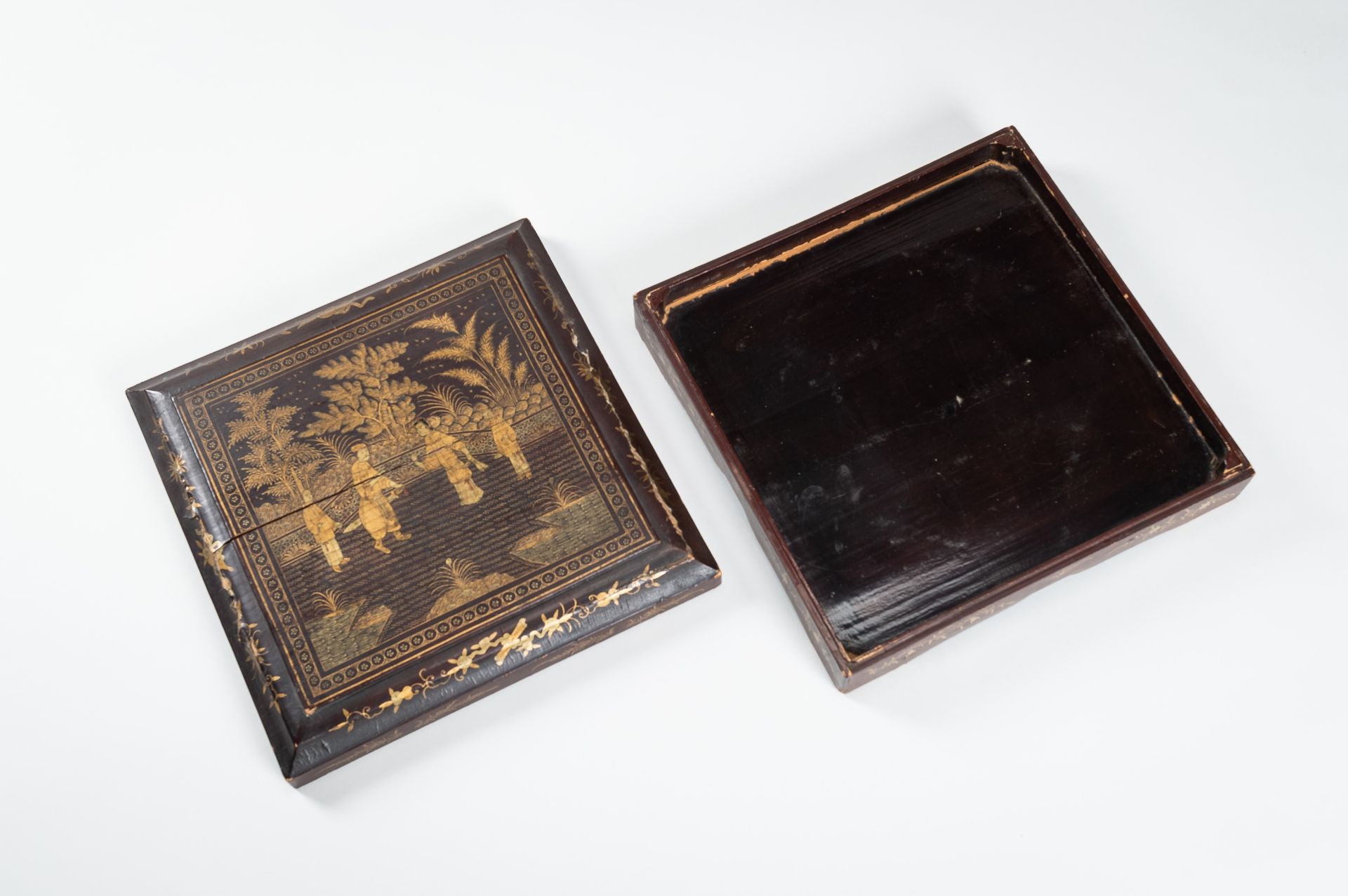 AN IRON-RED AND GILT SWEETMEAT PORCELAIN SET IN A LACQUERED BOX, QING - Image 16 of 17