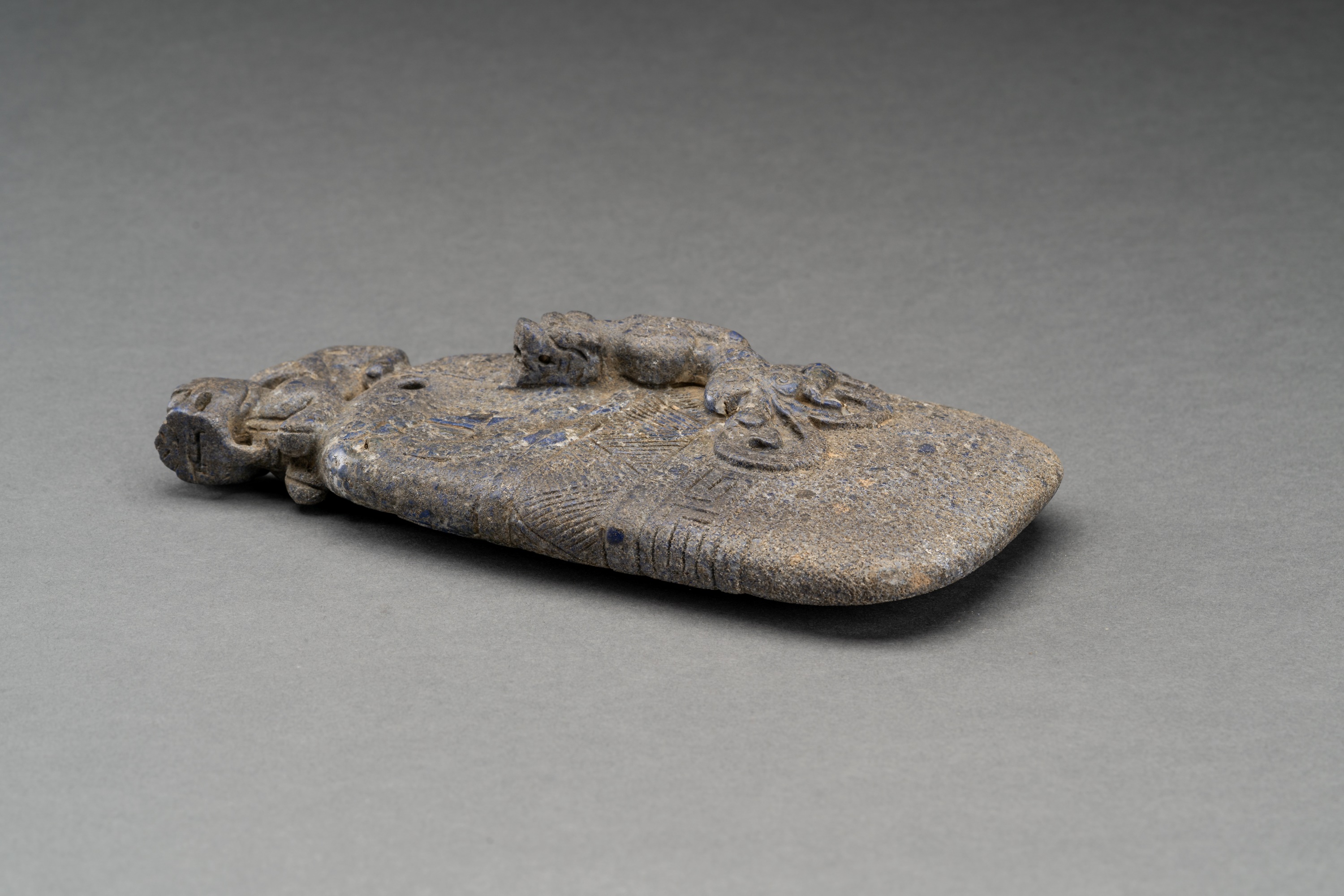 A LARGE ARCHAISTIC LAPIS LAZULI AXE WITH MYTHICAL BEASTS, QING - Image 6 of 10