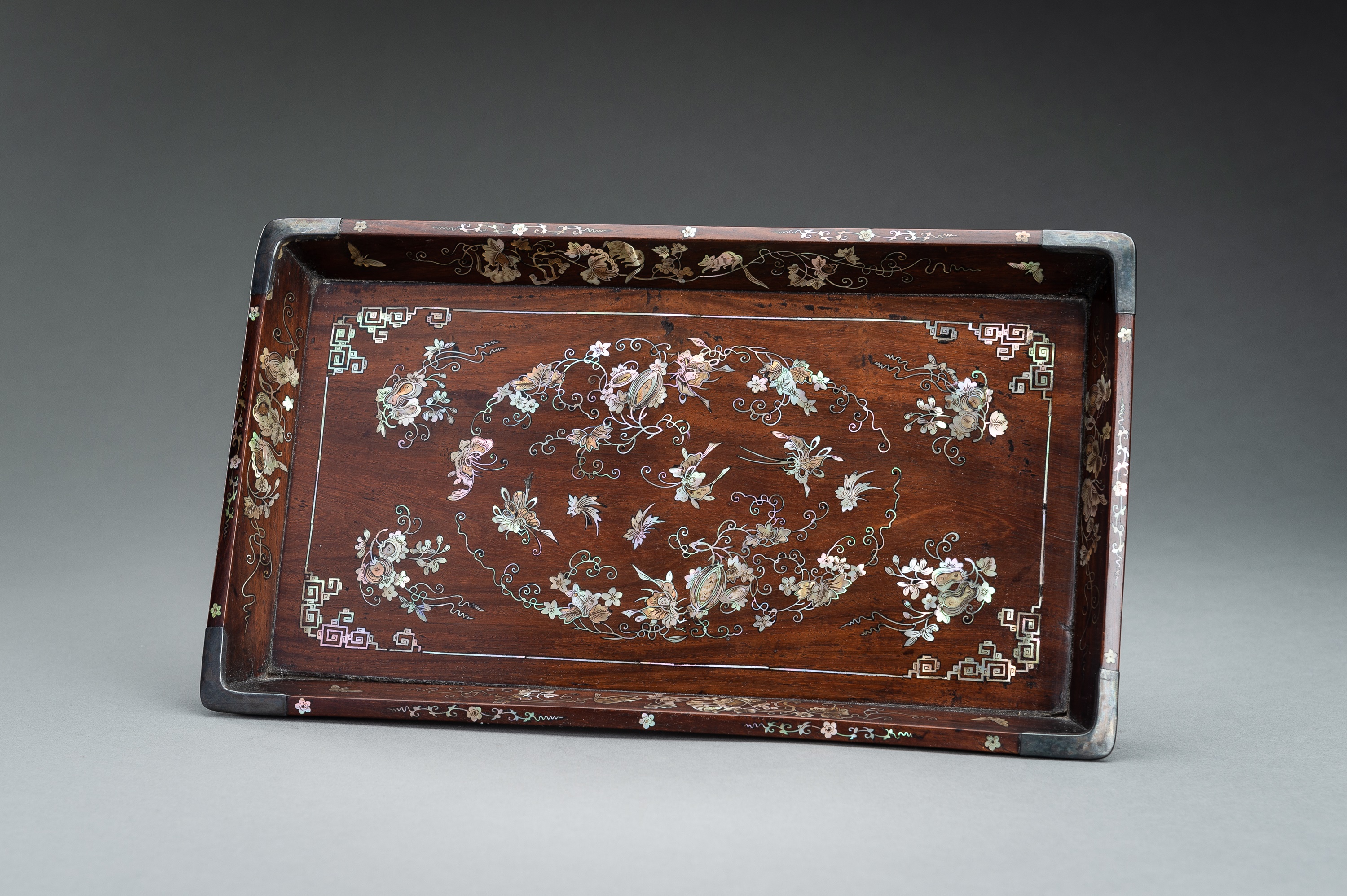 A FINE MOTHER-OF-PEARL INLAID WOOD TRAY, 19TH CENTURY - Image 7 of 13