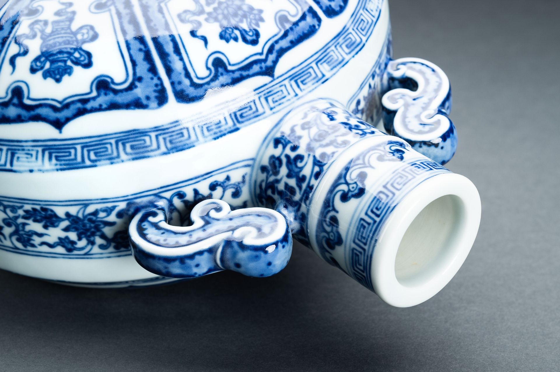 A BLUE AND WHITE 'BAJIXIANG' PORCELAIN MOONFLASK VASE - Image 10 of 17