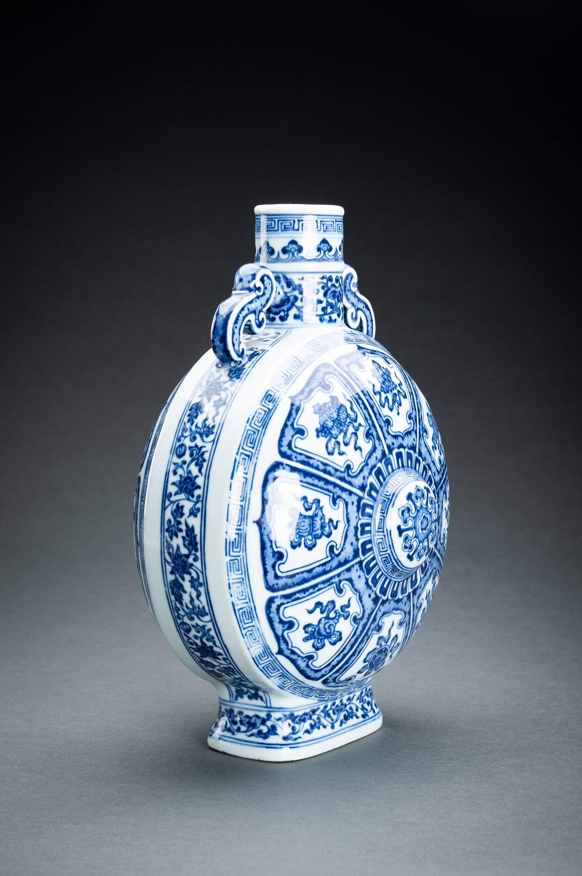 A BLUE AND WHITE 'BAJIXIANG' PORCELAIN MOONFLASK VASE - Image 9 of 17