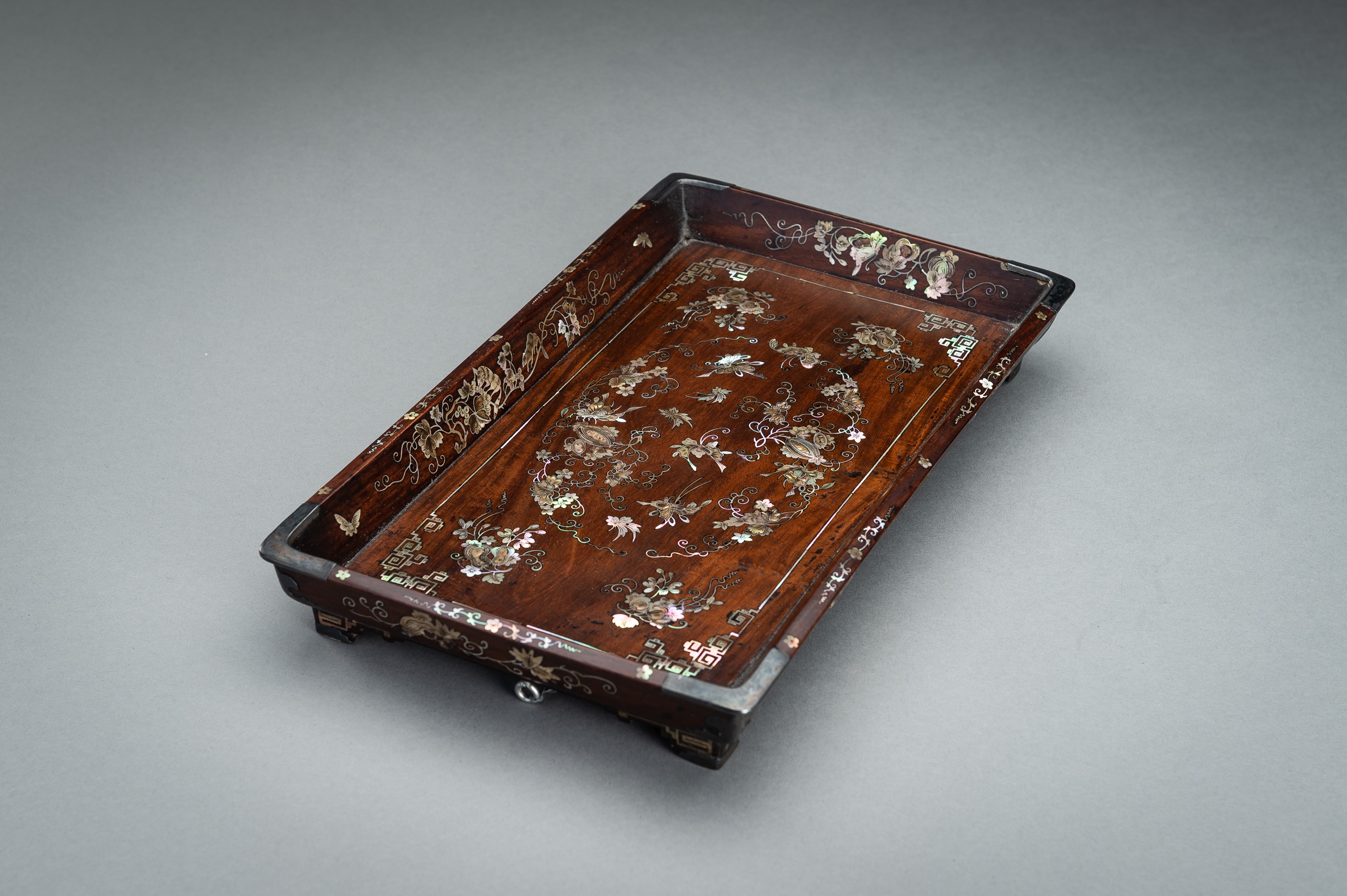 A FINE MOTHER-OF-PEARL INLAID WOOD TRAY, 19TH CENTURY - Image 5 of 13