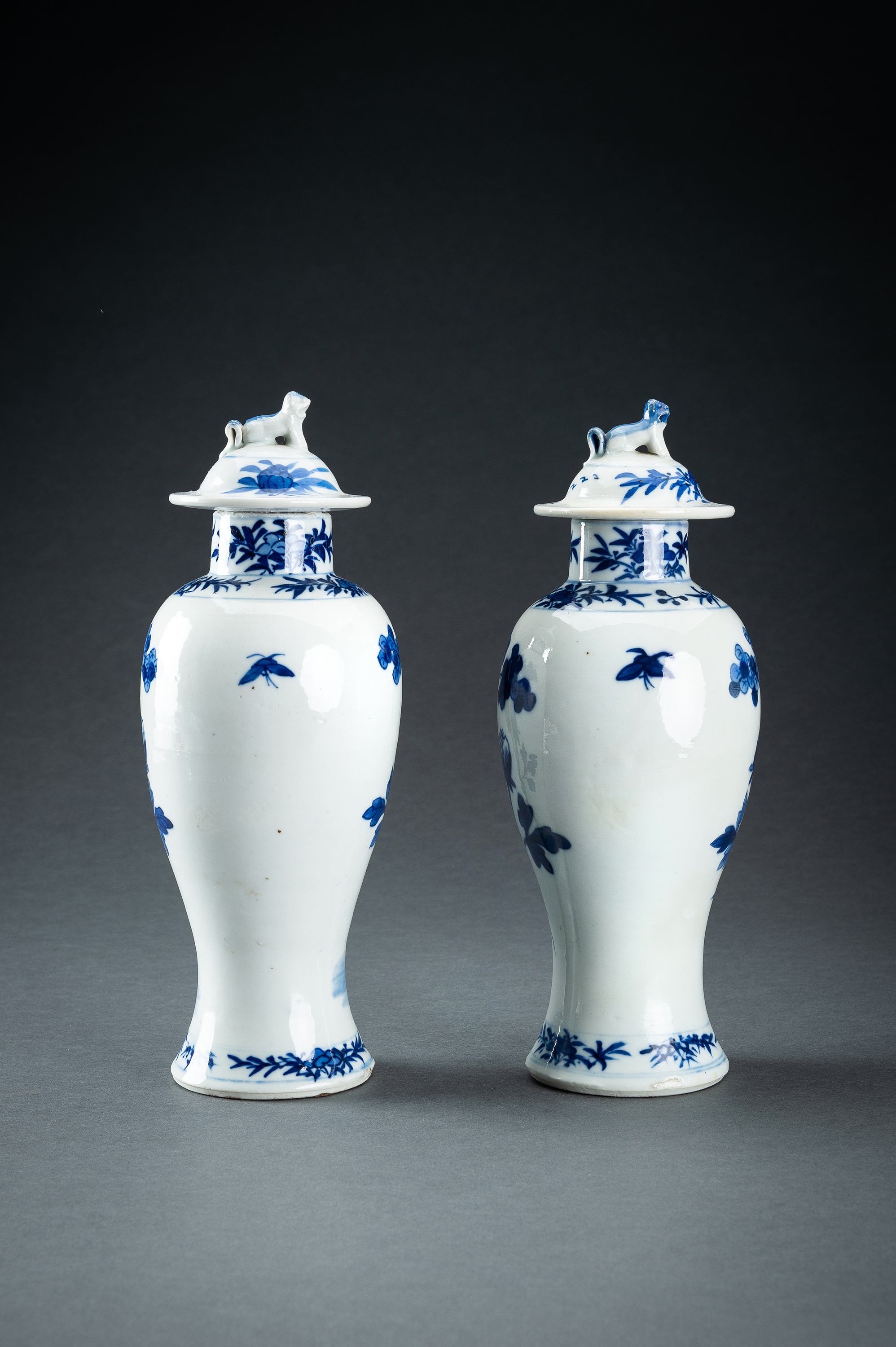 A PAIR OF BLUE AND WHITE BALUSTER VASES AND COVERS, QING - Image 6 of 14