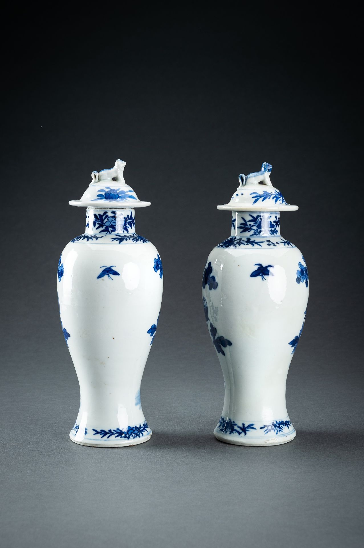 A PAIR OF BLUE AND WHITE BALUSTER VASES AND COVERS, QING - Image 6 of 14