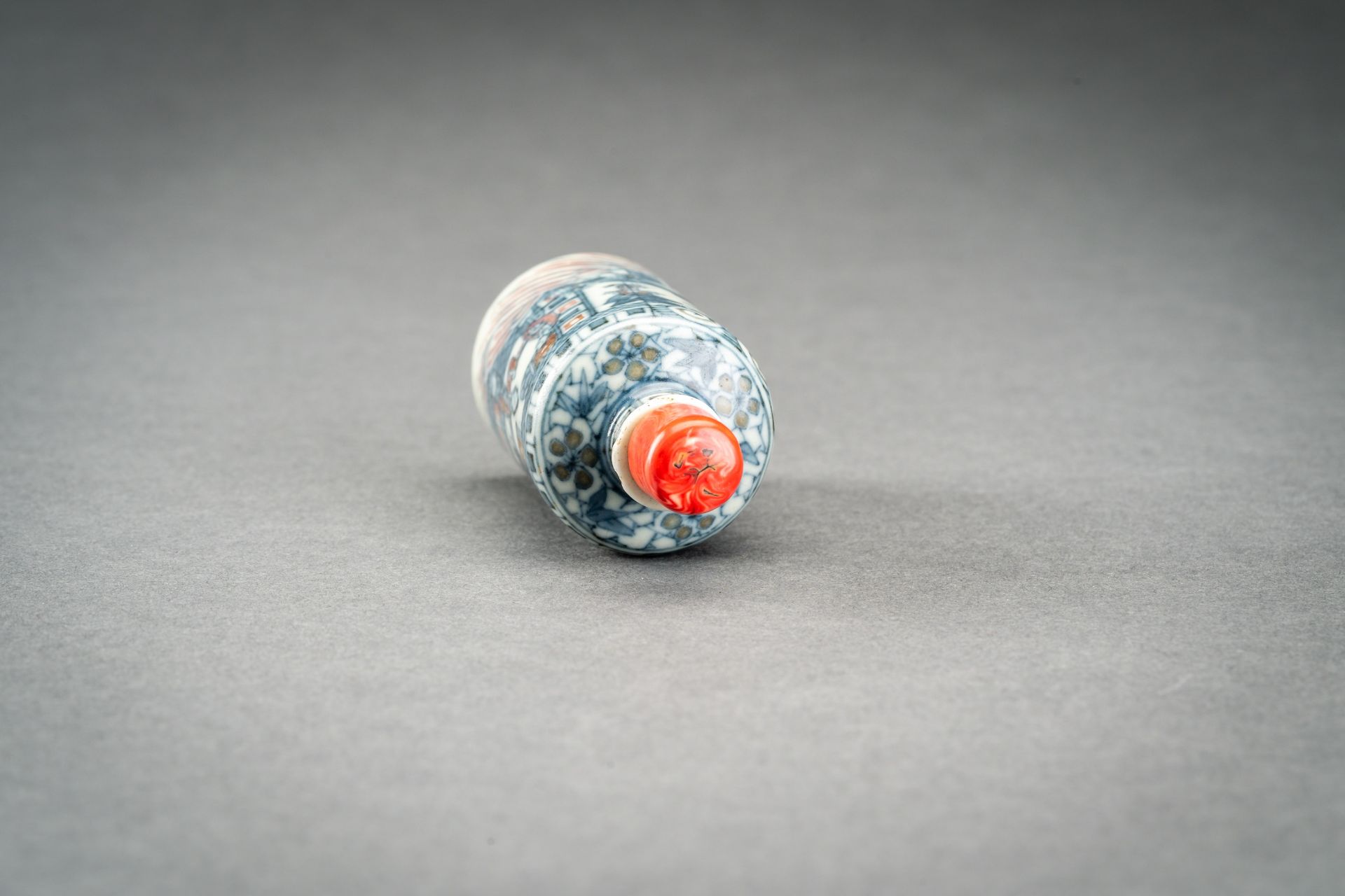 A BLUE, WHITE AND IRON RED PORCELAIN SNUFF BOTTLE, QING DYNASTY - Image 7 of 8