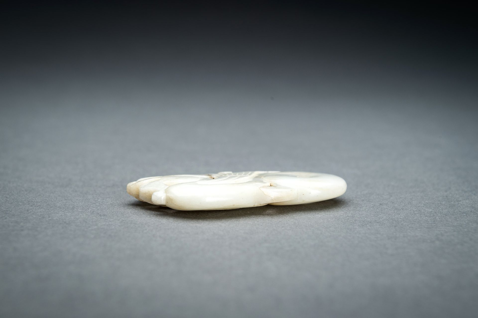 A LOT WITH THREE JADE PENDANTS, QING - Image 8 of 12