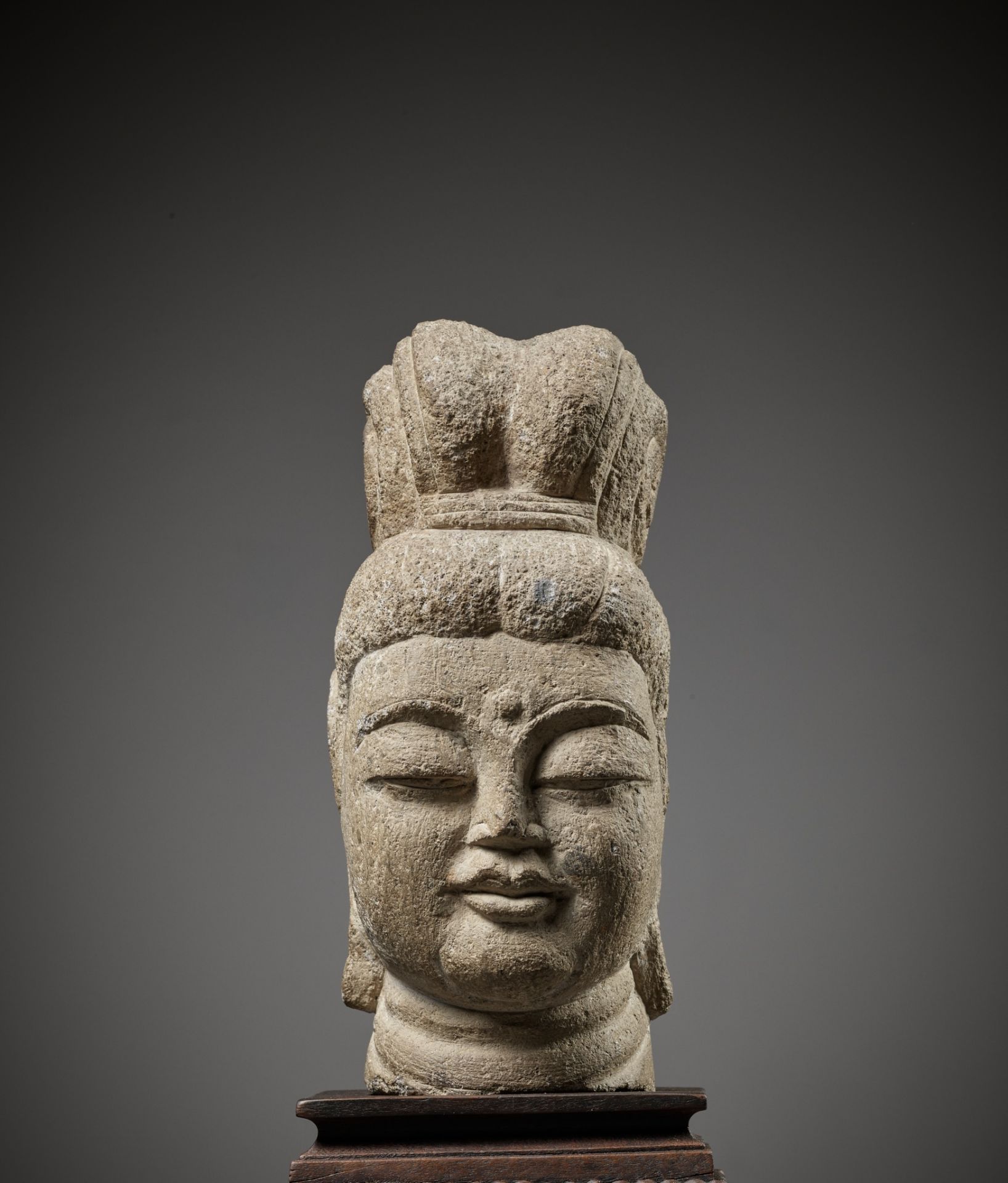 A RARE SANDSTONE HEAD OF GUANYIN, SUI TO TANG DYNASTY - Bild 6 aus 13