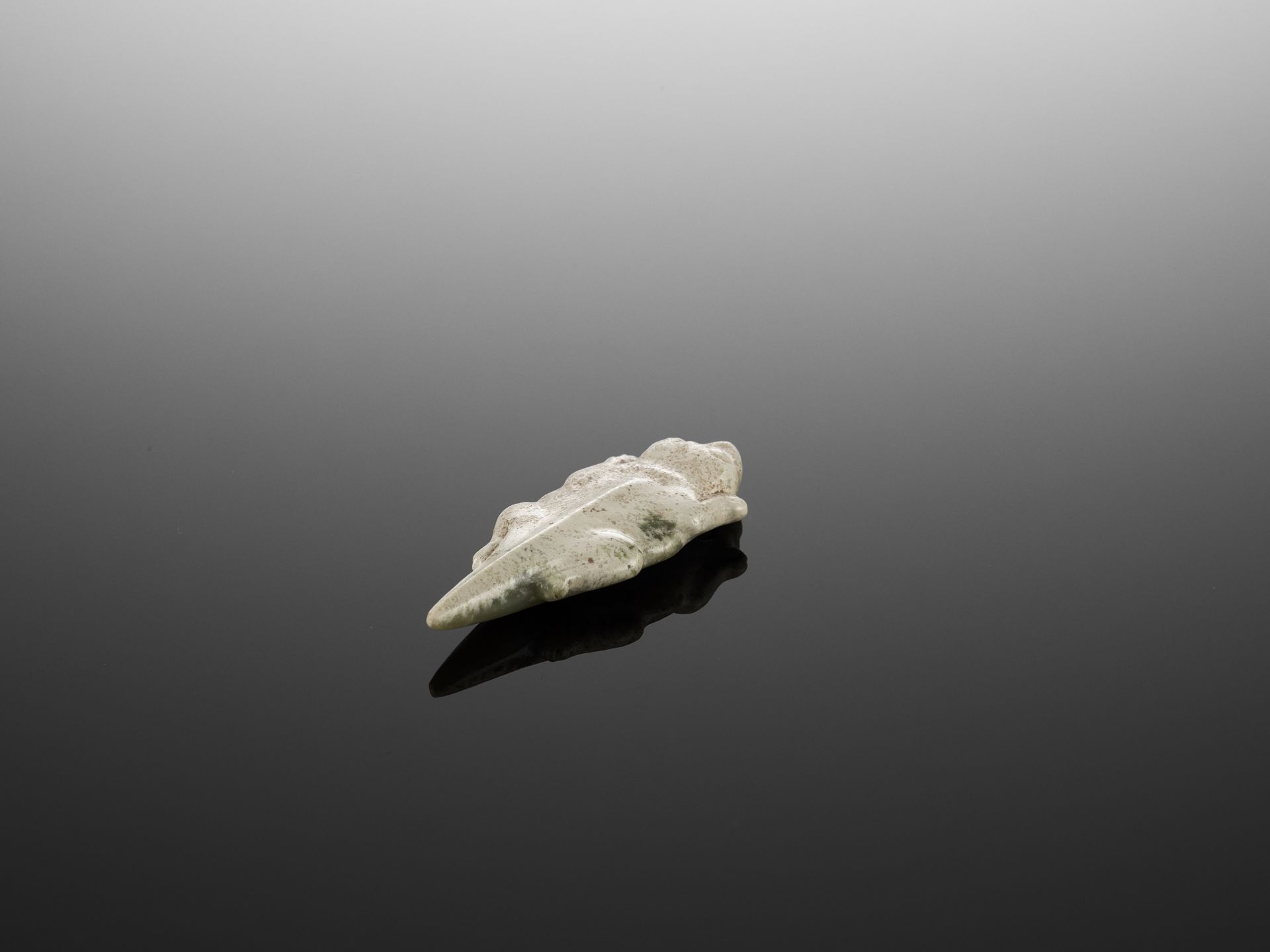 A 'LIZARD' JADE PENDANT, SHANG - Image 3 of 9