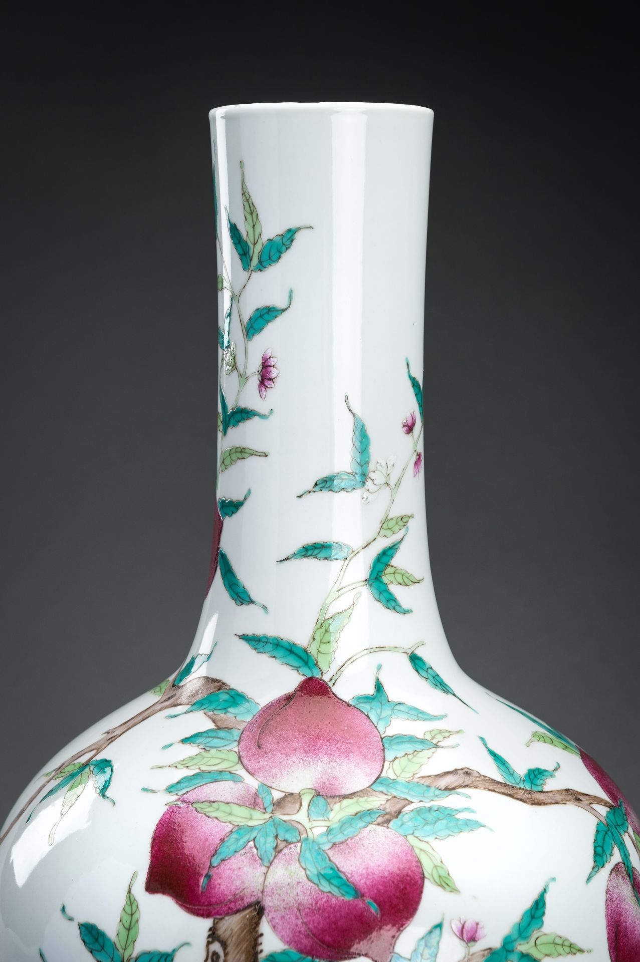 A FAMILLE ROSE 'NINE PEACHES' PORCELAIN VASE, TIANQIUPING - Bild 9 aus 11