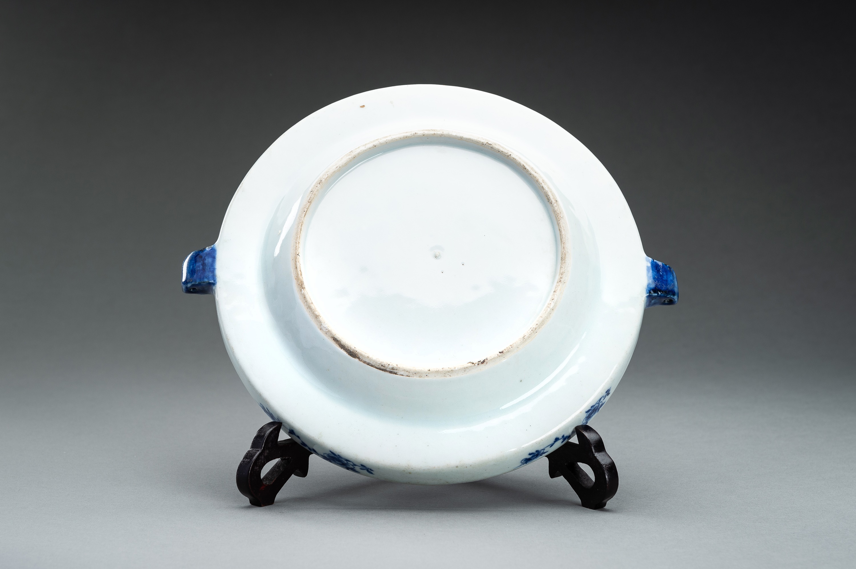 A BLUE AND WHITE FITZHUGH ARMORIAL PORCELAIN HOT WATER PLATE - Image 9 of 10