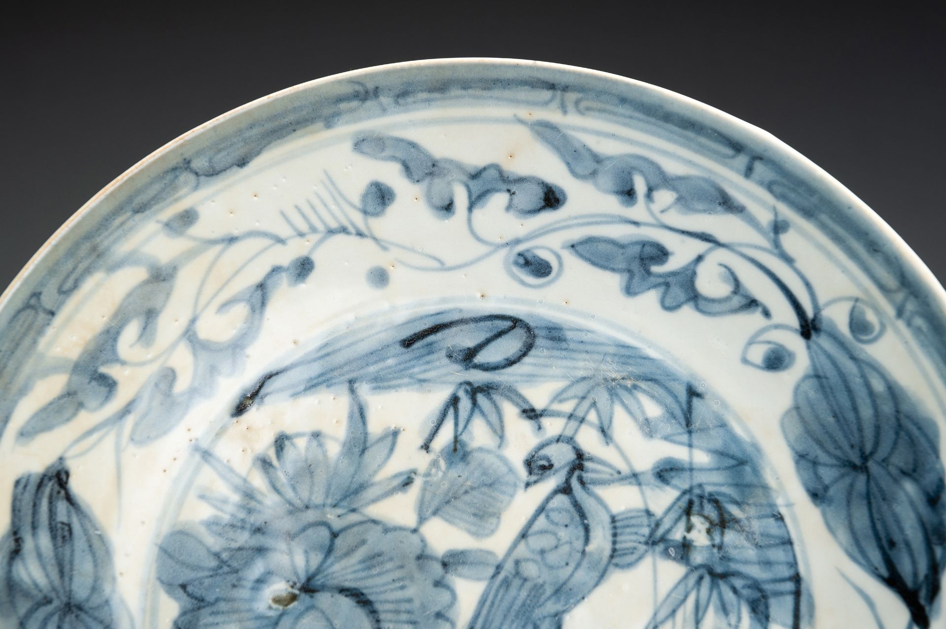 A TRANSITIONAL BLUE AND WHITE PORCELAIN DISH - Image 7 of 10