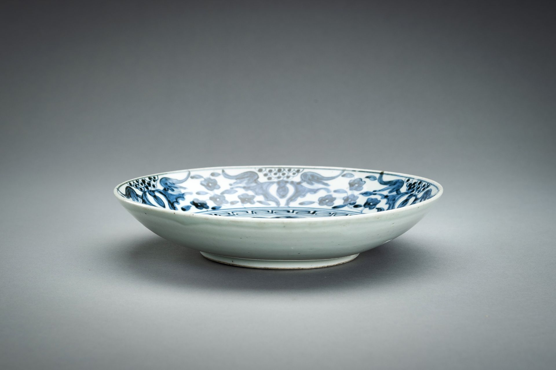 A BLUE AND WHITE PORCELAIN DISH, 17th CENTURY - Image 5 of 11