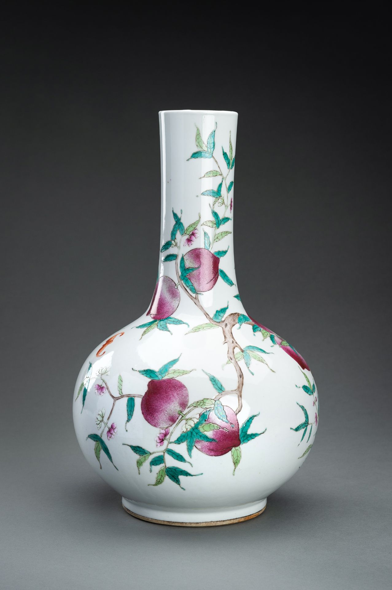 A FAMILLE ROSE 'NINE PEACHES' PORCELAIN VASE, TIANQIUPING - Bild 4 aus 11