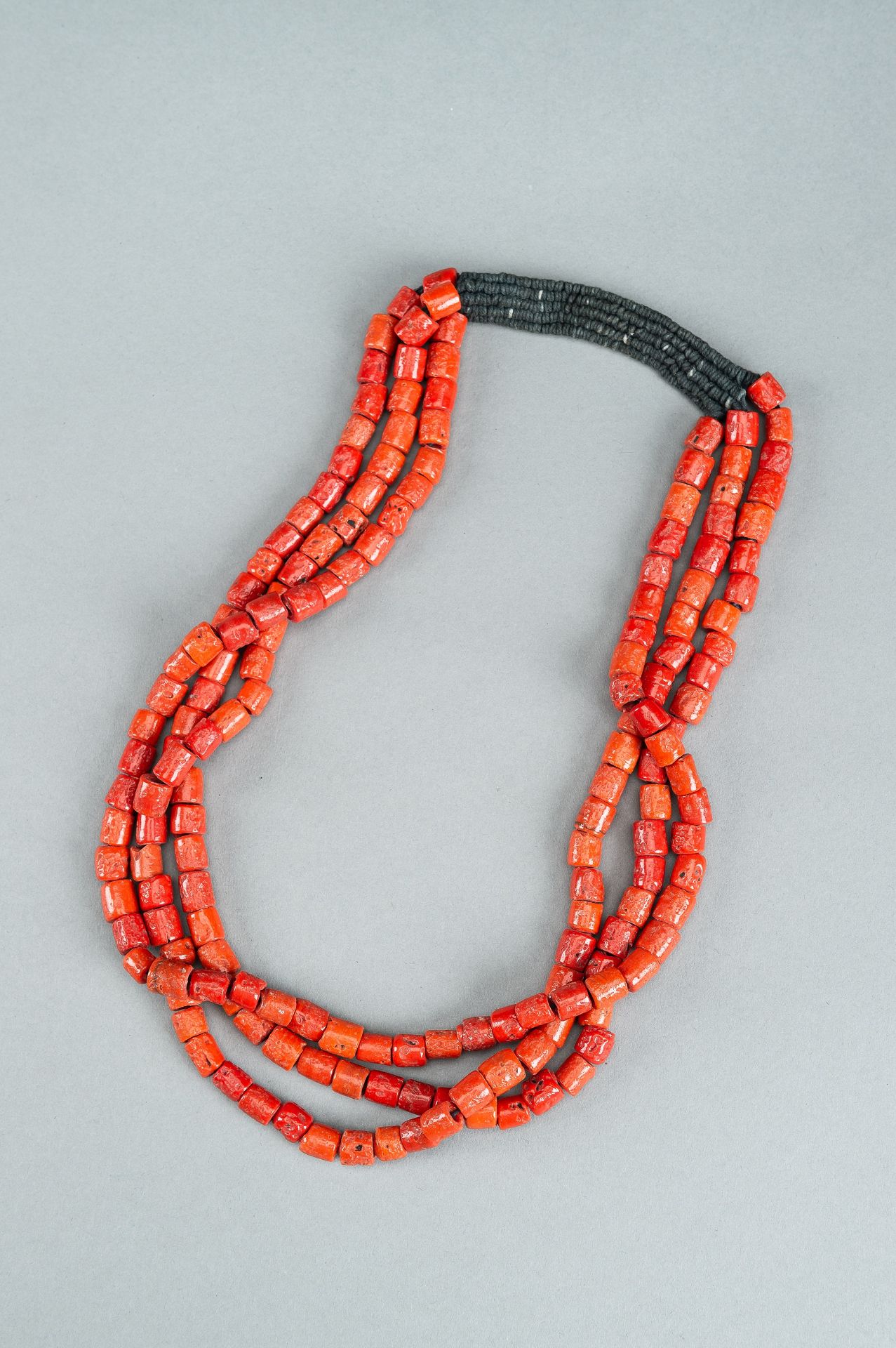 A NAGALAND 'CORAL' GLASS NECKLACE, c. 1900s - Image 7 of 9