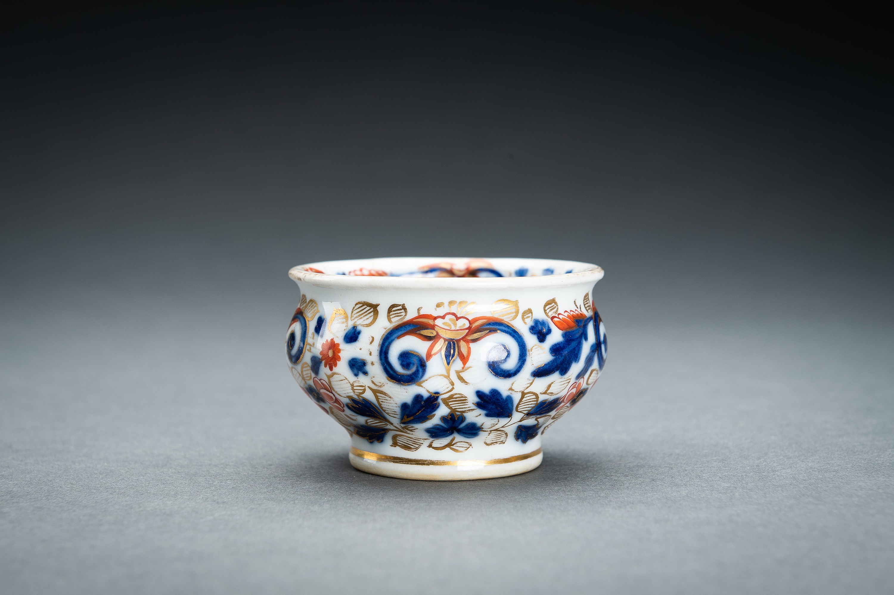 A GROUP OF FOUR MINIATURE PORCELAIN ITEMS - Image 14 of 16
