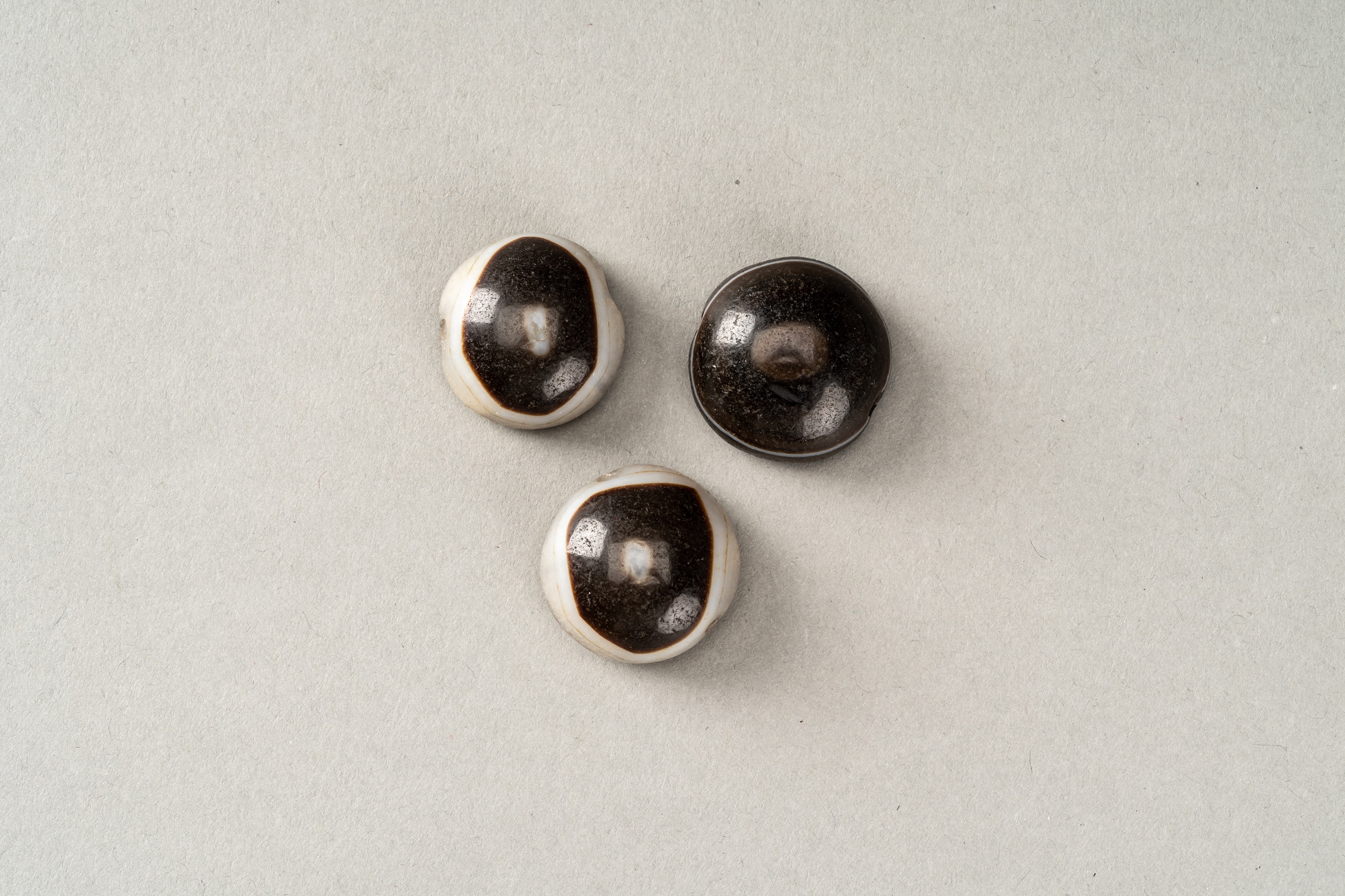 A GROUP OF NINE TIBETAN AGATE DZI AND BUDDHA EYE BEADS - Image 7 of 8