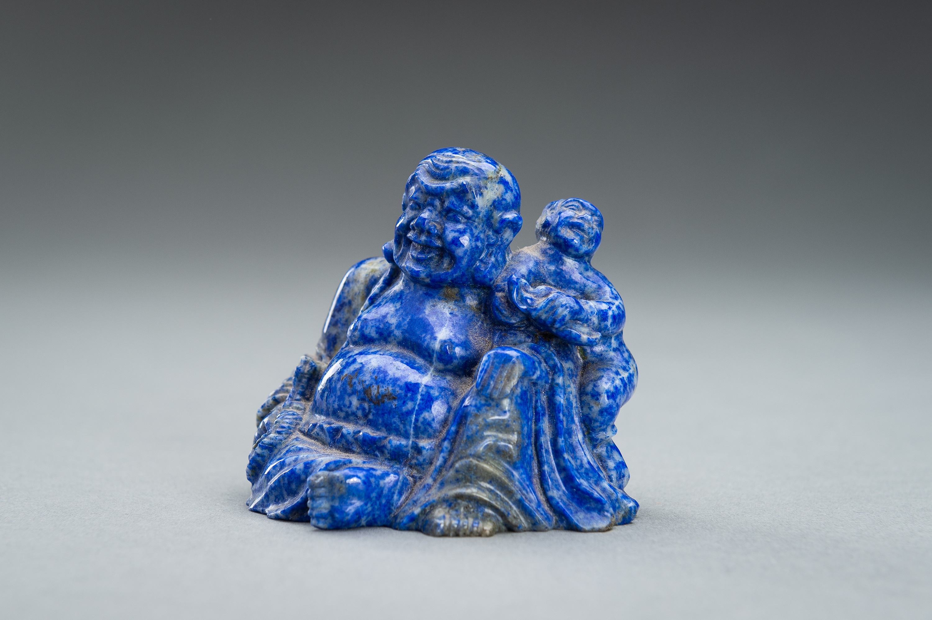 A LAPIS LAZULI FIGURE OF BUDAI WITH CHILD, 19TH CENTURY - Image 3 of 10