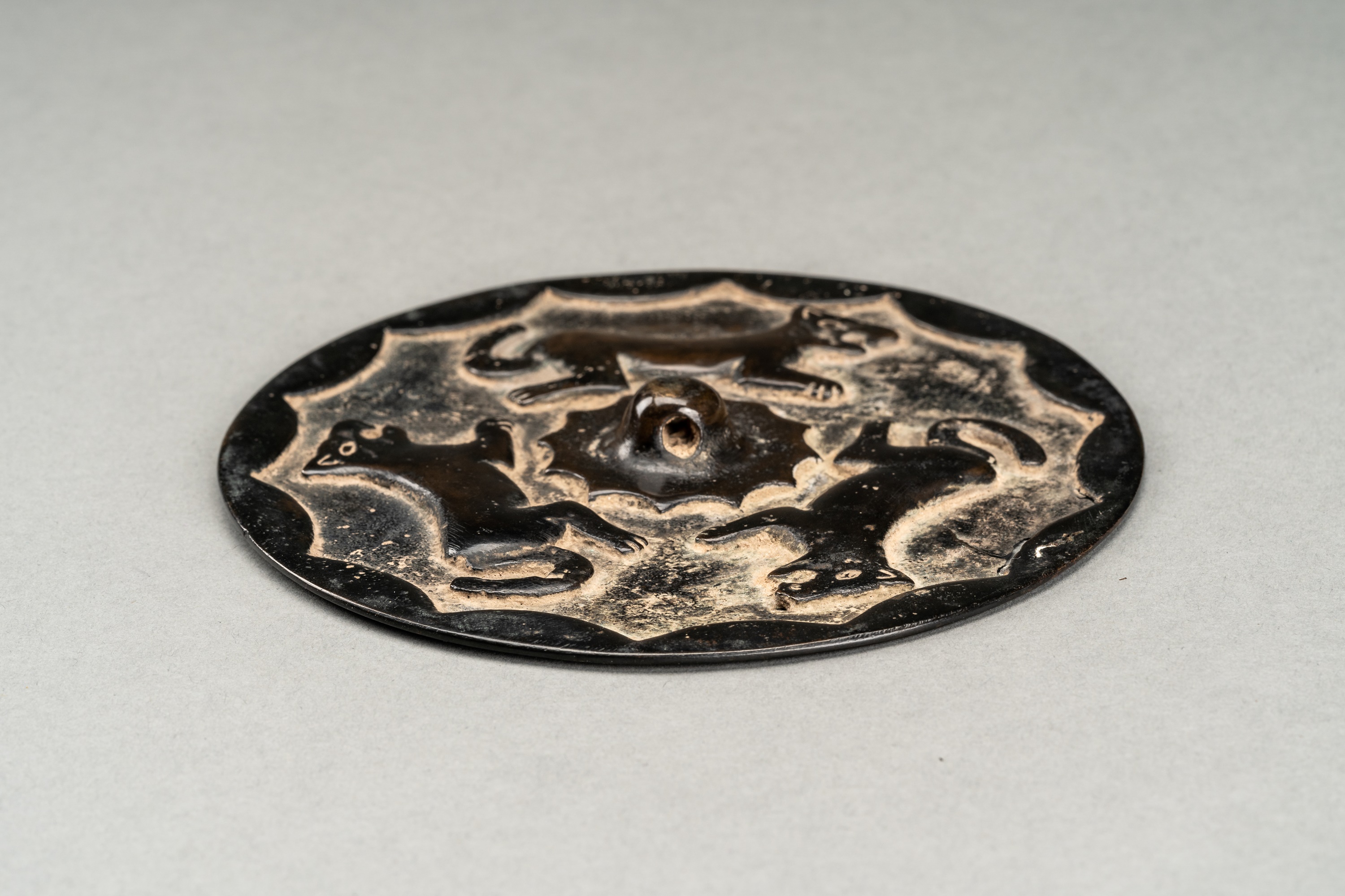 A RARE TANG DYNASTY BRONZE MIRROR WITH WOLFES - Image 2 of 7