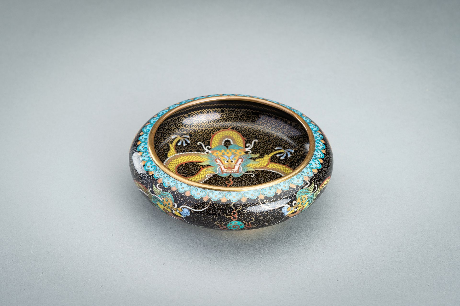 A CLOISONNE ENAMEL 'DRAGON' BOWL, c. 1920s - Bild 7 aus 11